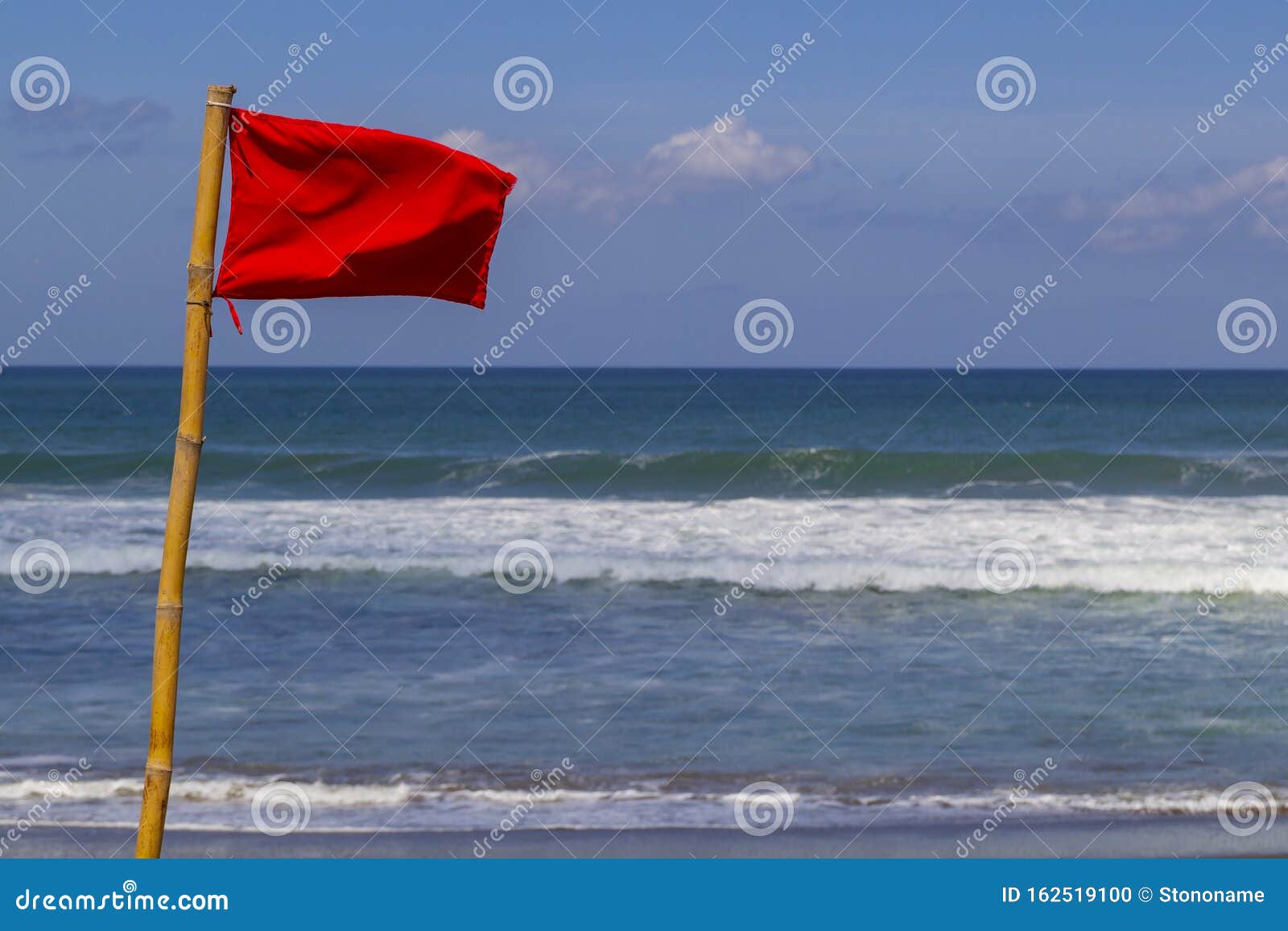 Rote Warnflagge Flattert Bei Stürmischer Witterung Im Wind am Strand  Stockfoto - Bild von aufmerksamkeit, meer: 162519100