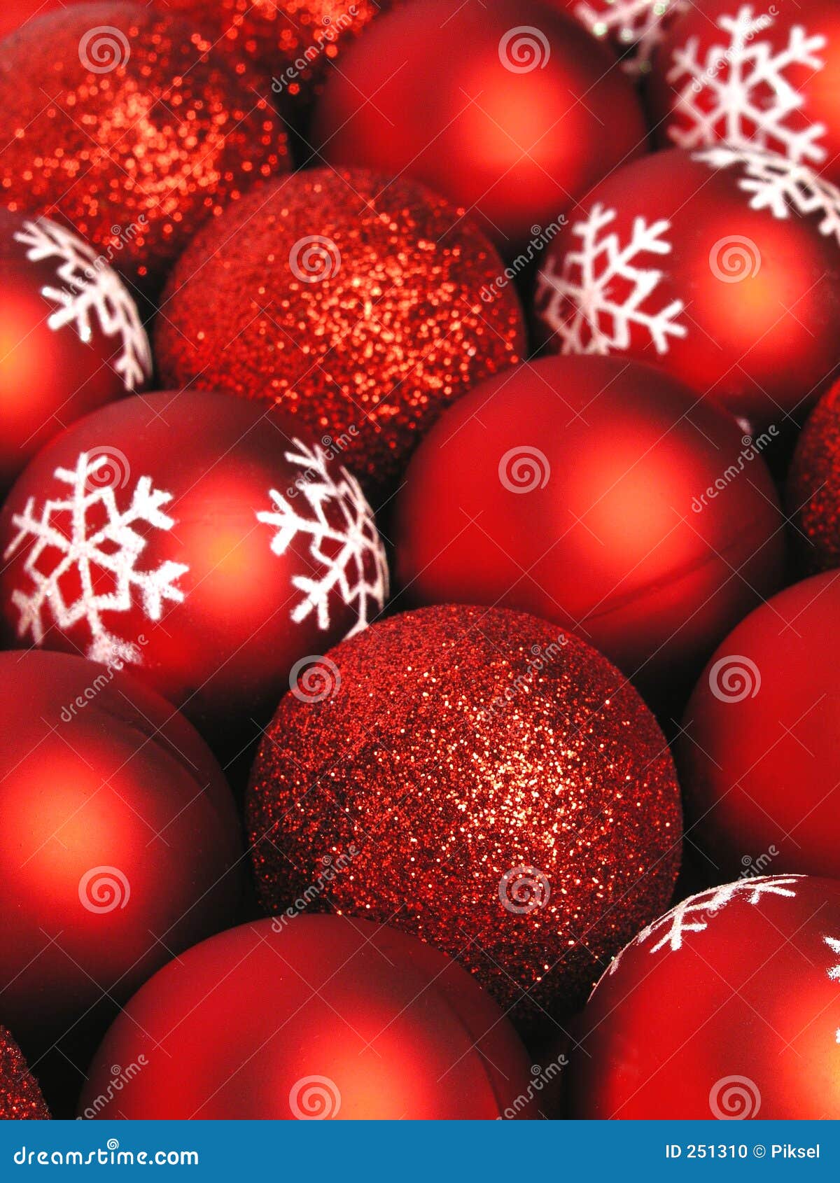 Rote Weihnachtskugeln stockfoto. Bild von feiern, beschaffenheit - 251310