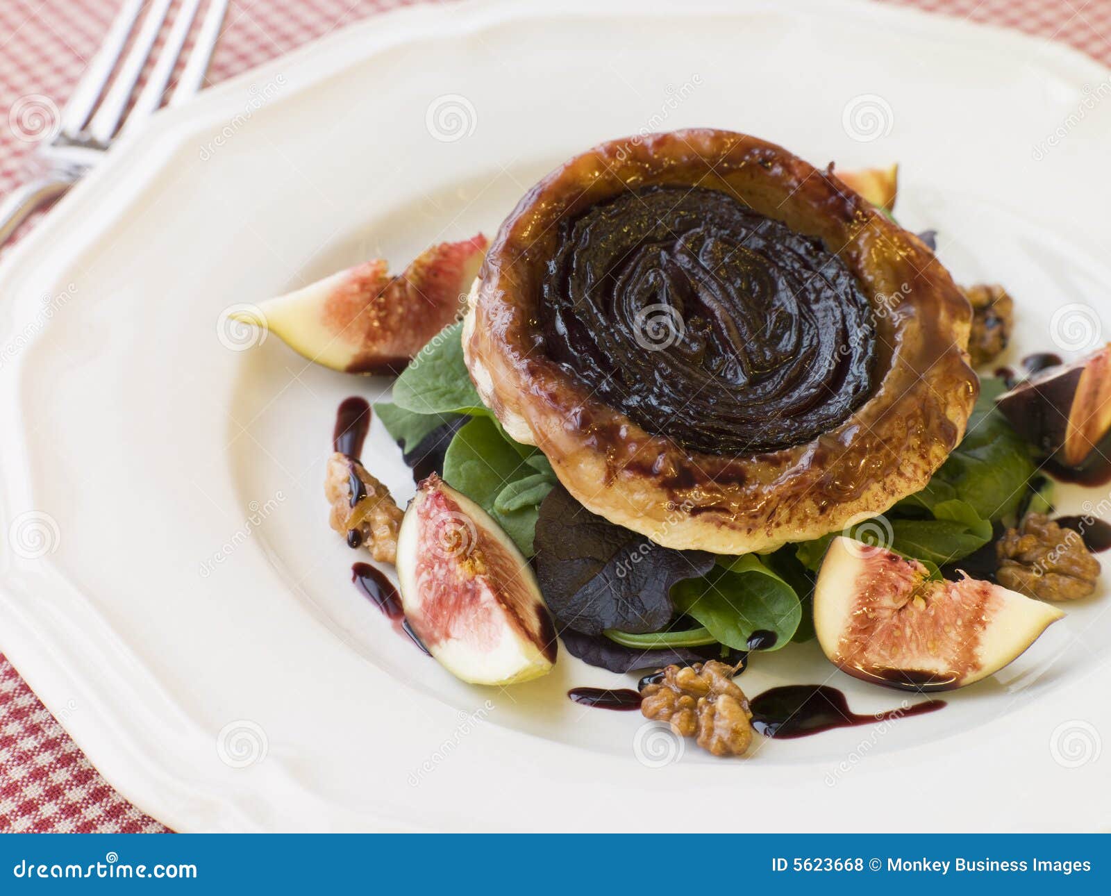 Rote Zwiebel Tarte Tatin Mit Walnuss-Feigen Stockfoto - Bild von küche ...