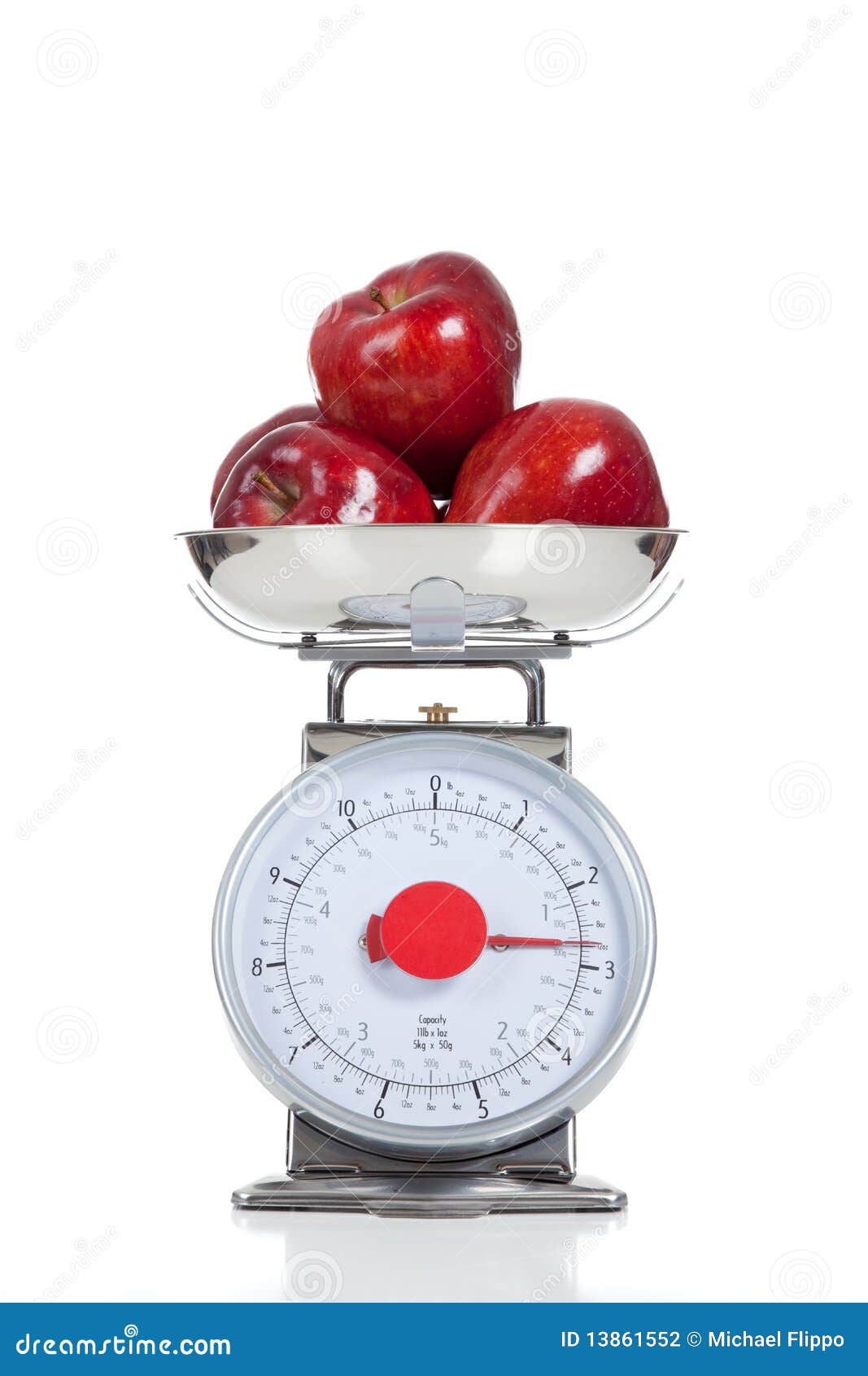 Rote Äpfel auf einer Skala auf Weiß. Drei rote Äpfel auf einer Nahrungsmittelskala auf einem weißen Hintergrund