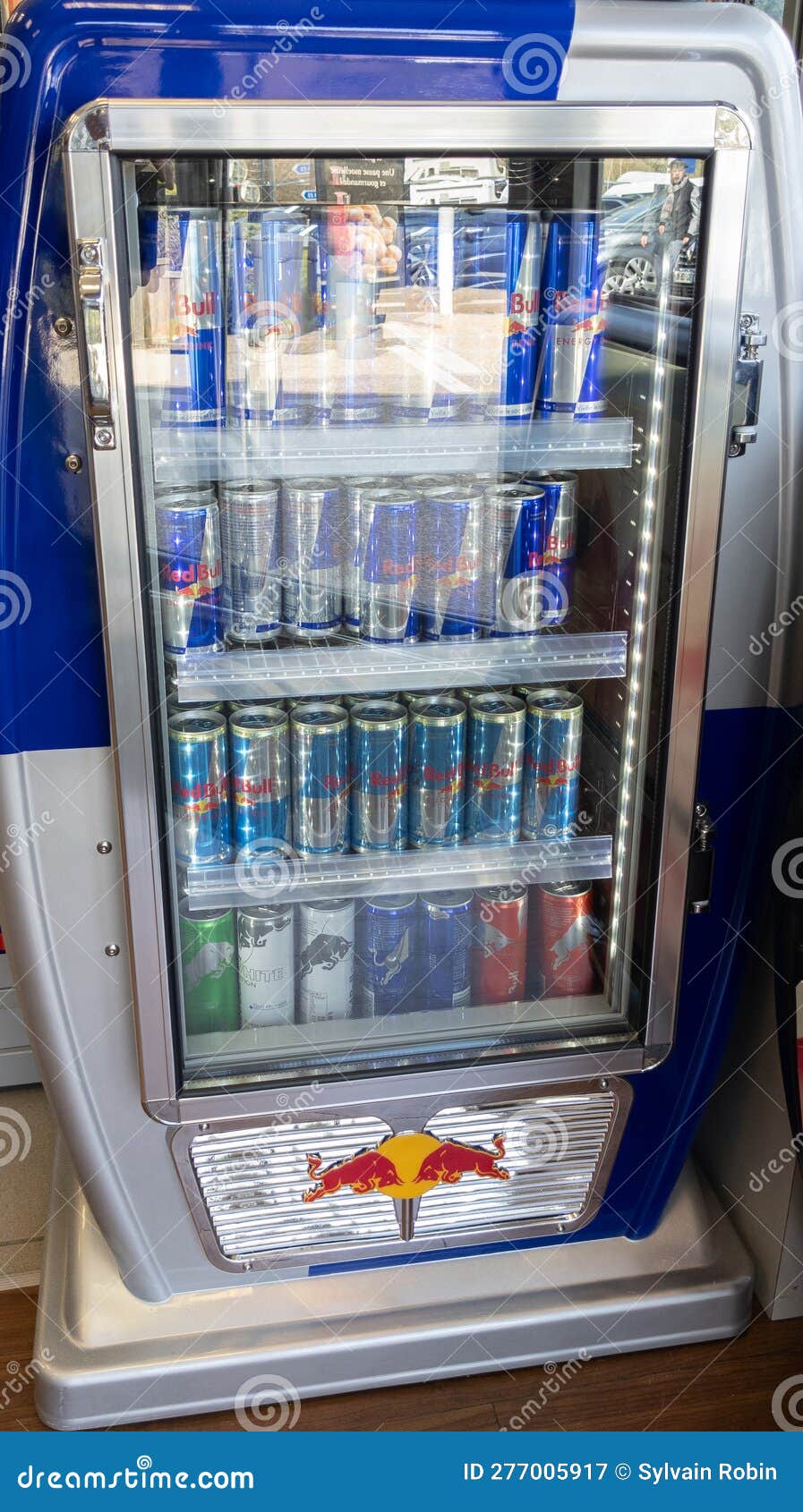 Roter Bull-Kühlschrank-Werbung Kann in Den Markt Redbulle Energie Trinken  Redaktionelles Stockfotografie - Bild von kühl, bildschirmanzeige: 277005917