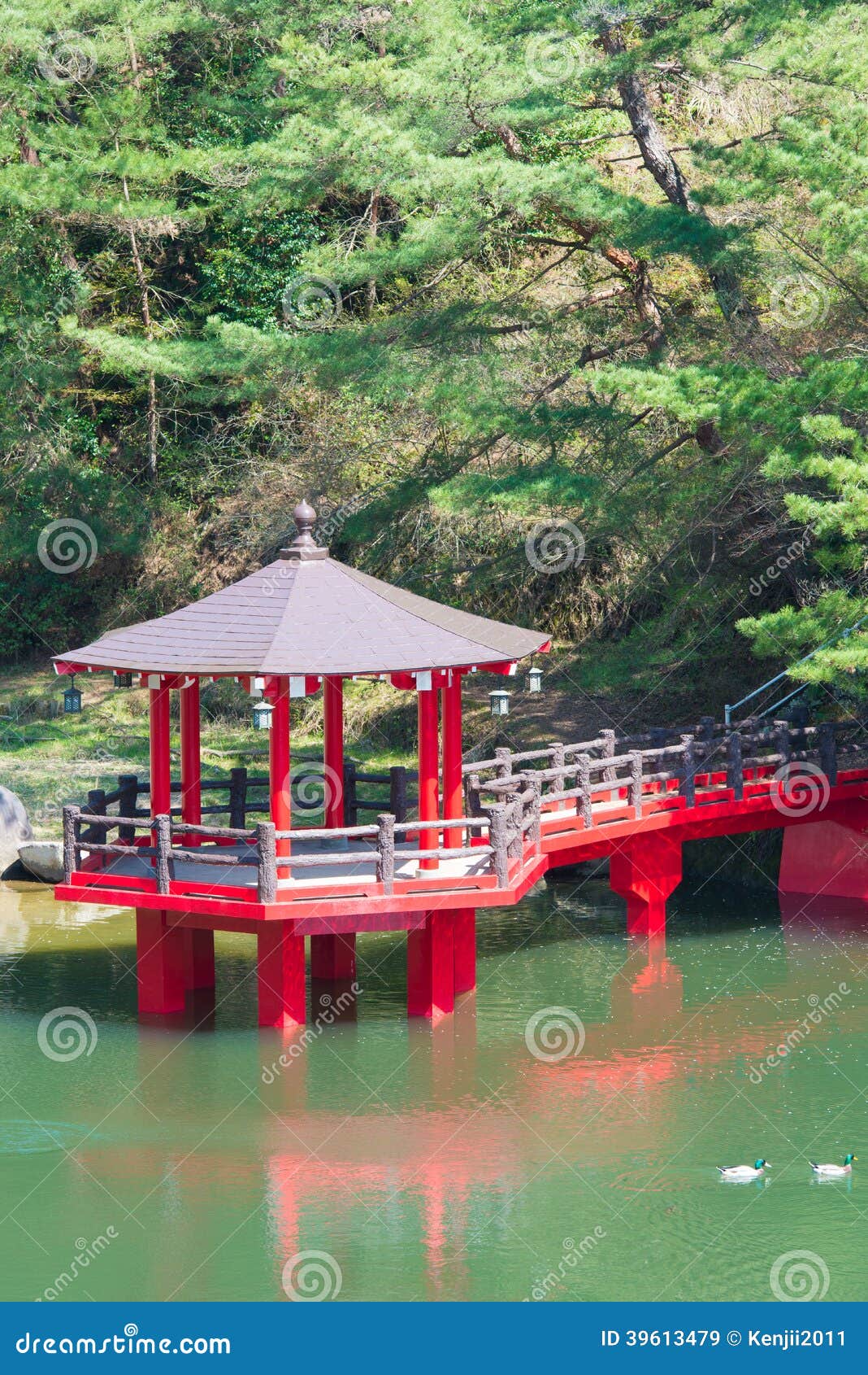 Roter Pavillon im Teich stockbild. Bild von pavillion 39613479