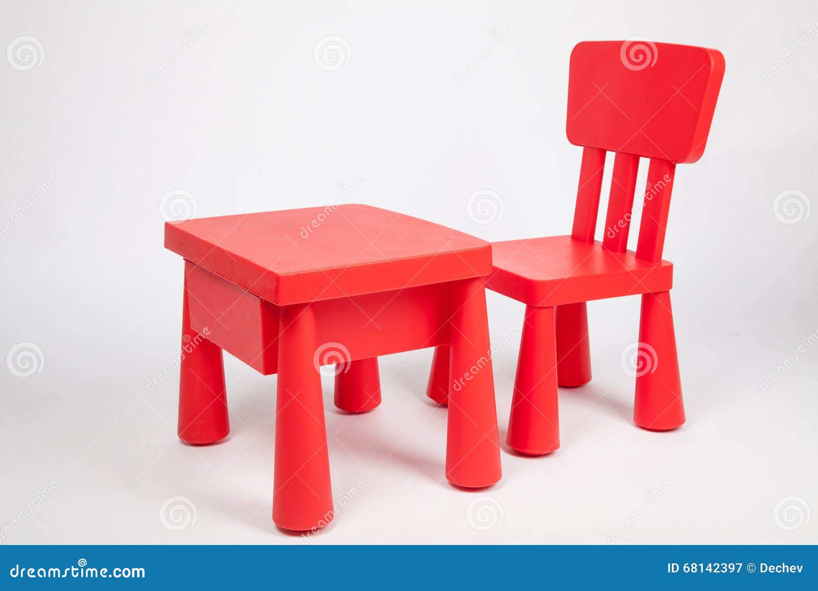 Roter Stuhl Und Rote Tabelle Fur Kinder Im Kindergartenvorschule Klassenzimmer Stockbild Bild Von Haupt Zicklein 68142397