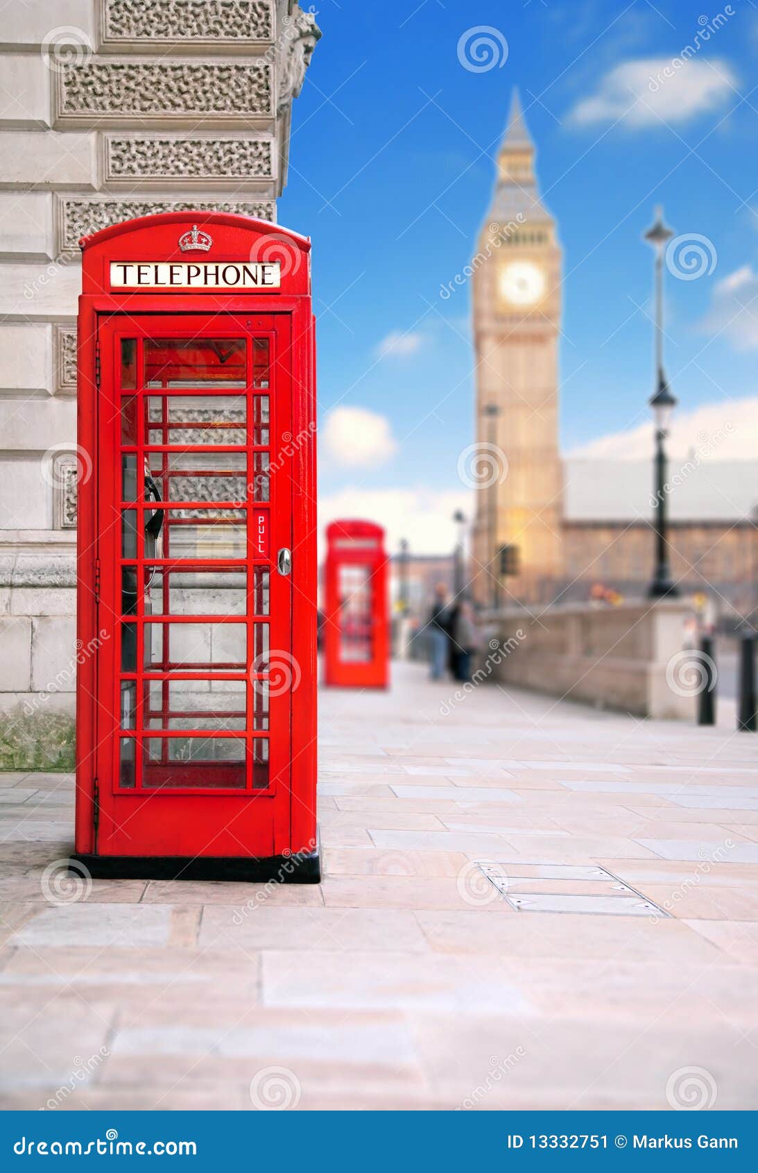 Roter Telefonkasten stockbild. Bild von stadt, gebäude - 13332751