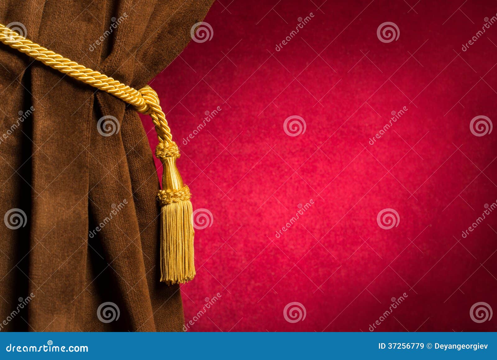Roten Vorhang Mit Einer Quaste Und Einem Seil Lizenzfreie Fotos