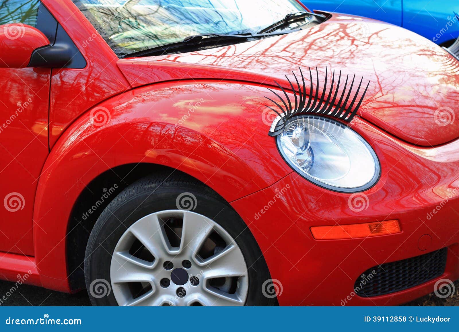 Rotes Auto mit den Wimpern stockfoto. Bild von auge, peitsche