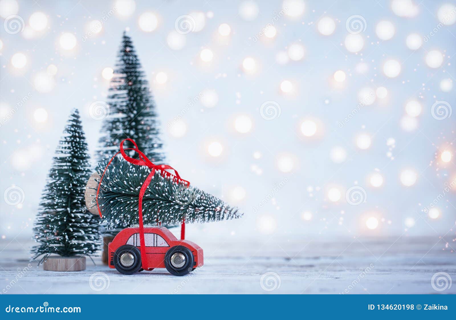 Rotes Auto Winter Weihnachtshintergrund Miniatur Mit Tannenbaum Explosion Von Farben Und Von Formen Stockfoto Bild Von Miniatur Weihnachtshintergrund