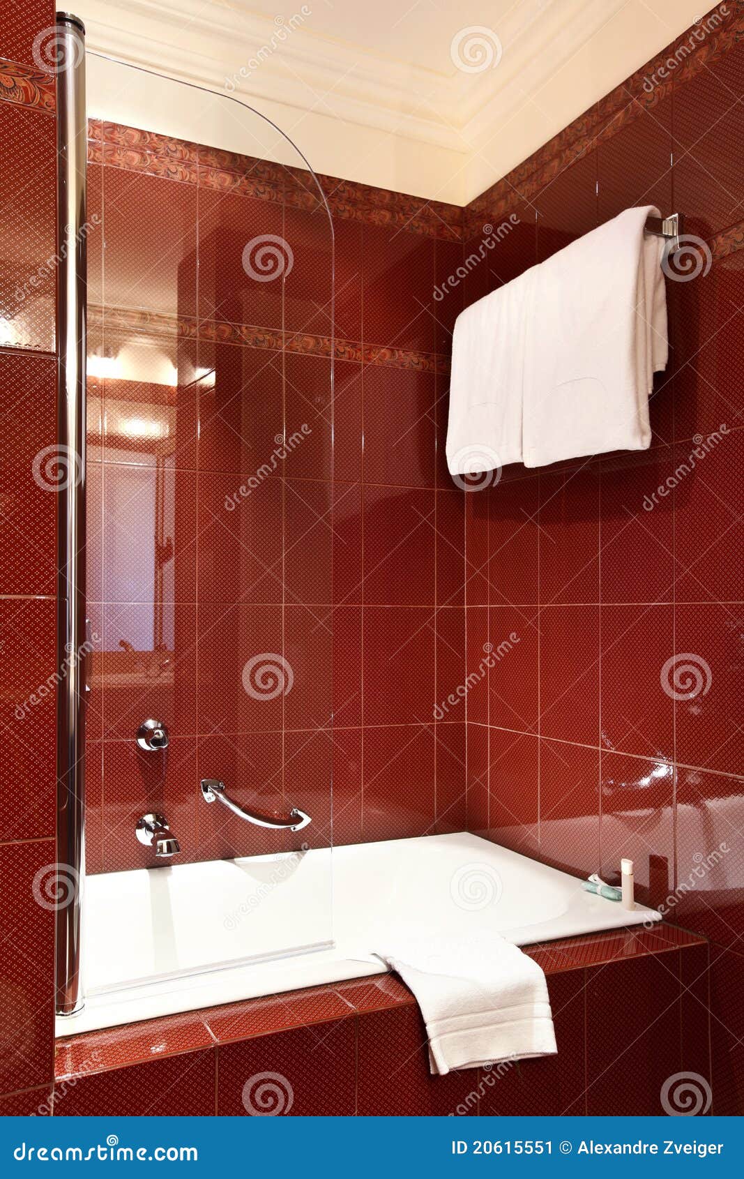 Rotes Badezimmer stockbild. Bild von schön, fliese, modern - 20615551