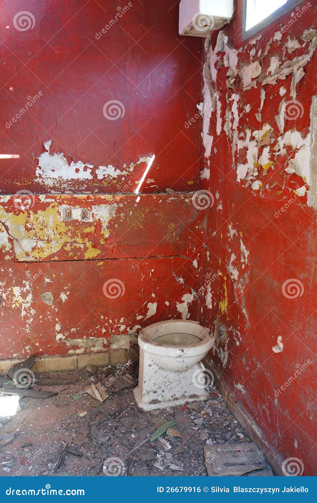 Rotes Badezimmer stockfoto. Bild von smelly, station - 26679916