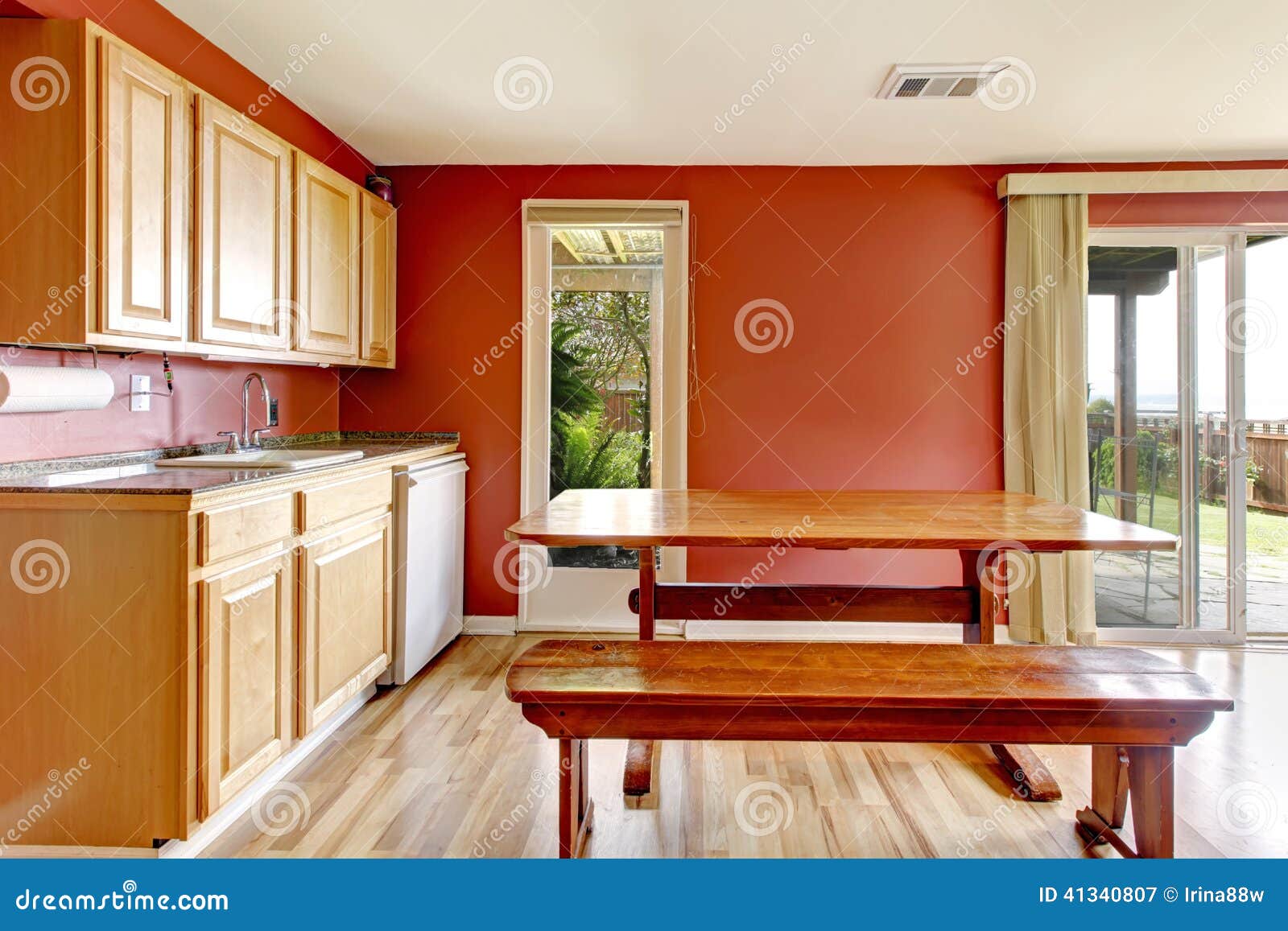 Rotes Esszimmer Mit Rustikaler Tabelle Und Bank Stockbild