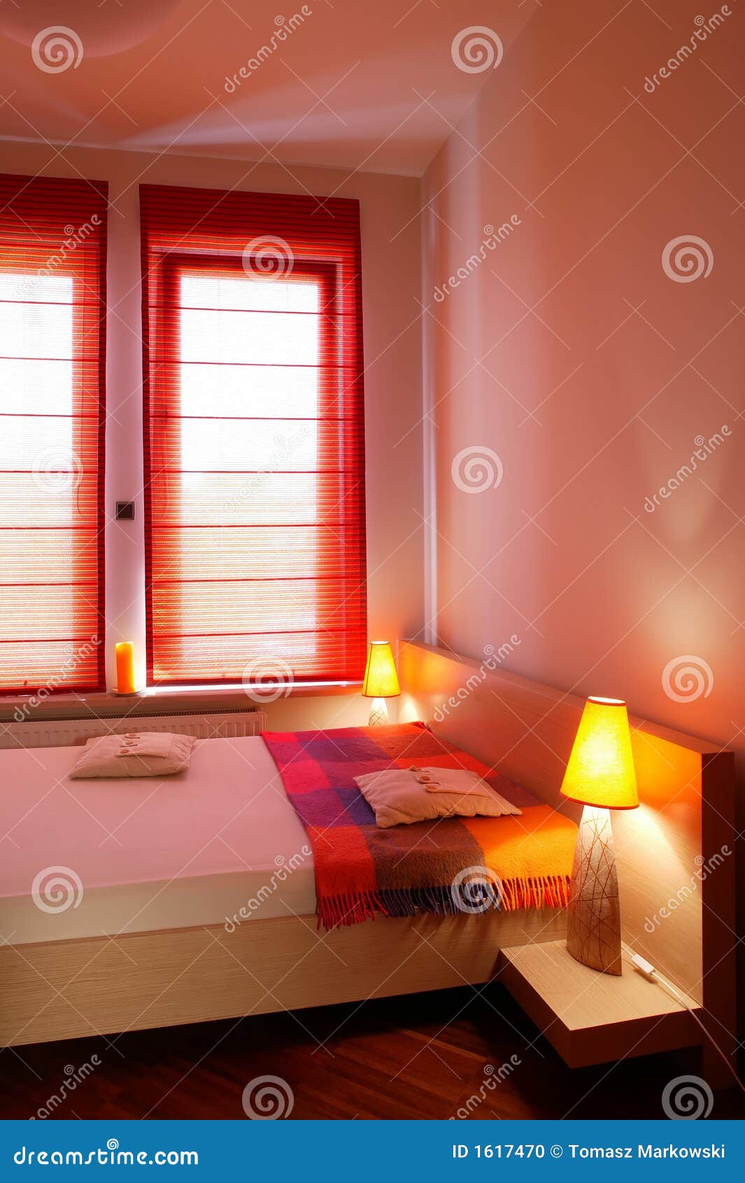 Rotes Farbe Schlafzimmer Stockfoto Bild 1617470