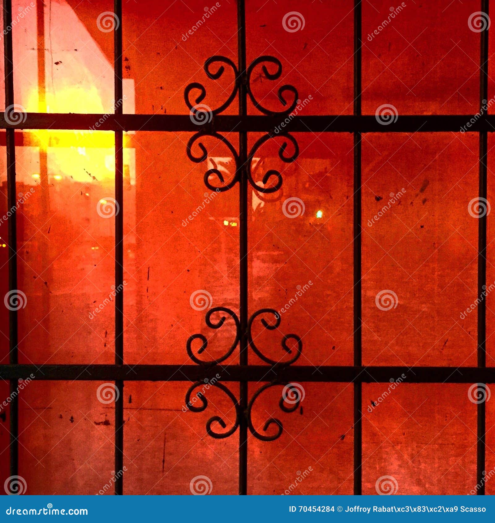 Rotes Fenster stockfoto. Bild von fenster, heiß, eisen - 70454284