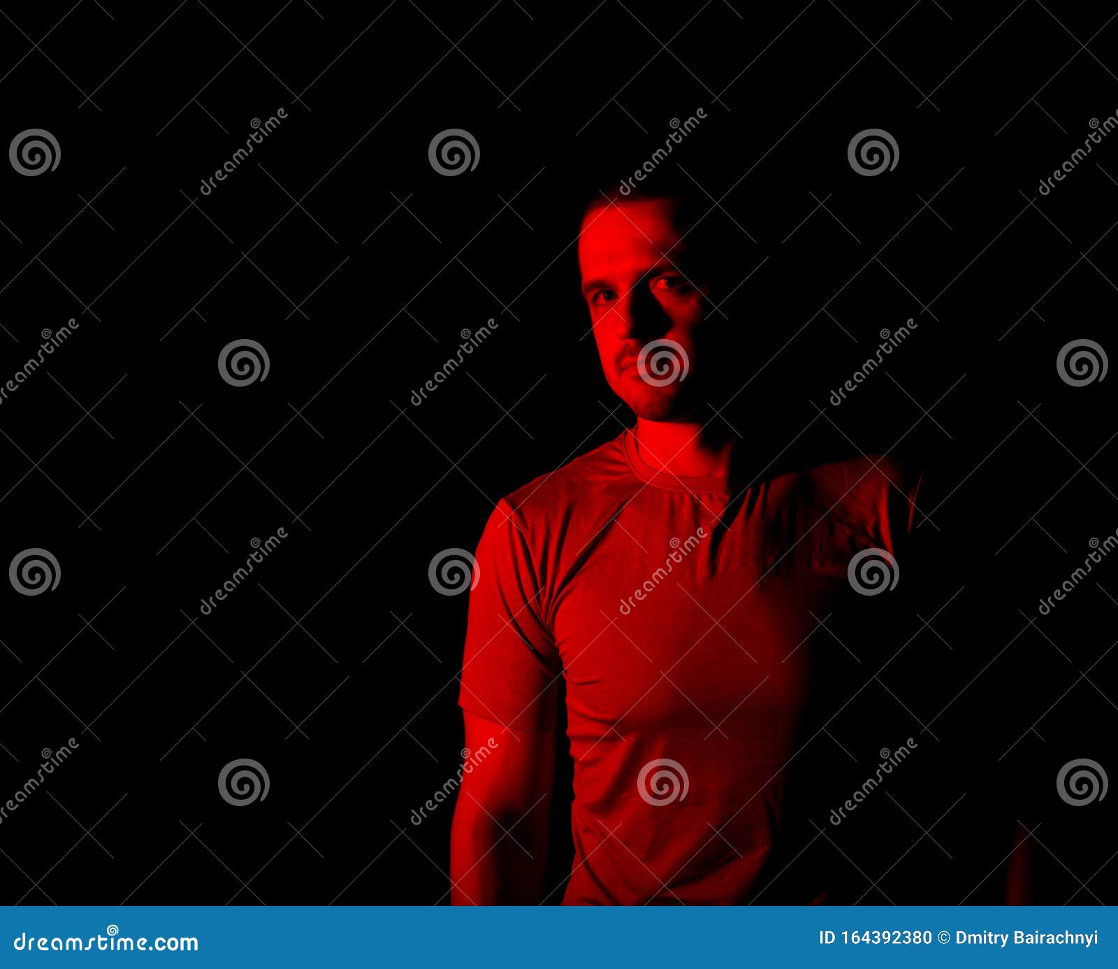 Rotes Licht Und Portrait Des Menschen Auf Schwarzem Hintergrund Stockfoto -  Bild von schwarzes, grau: 164392380