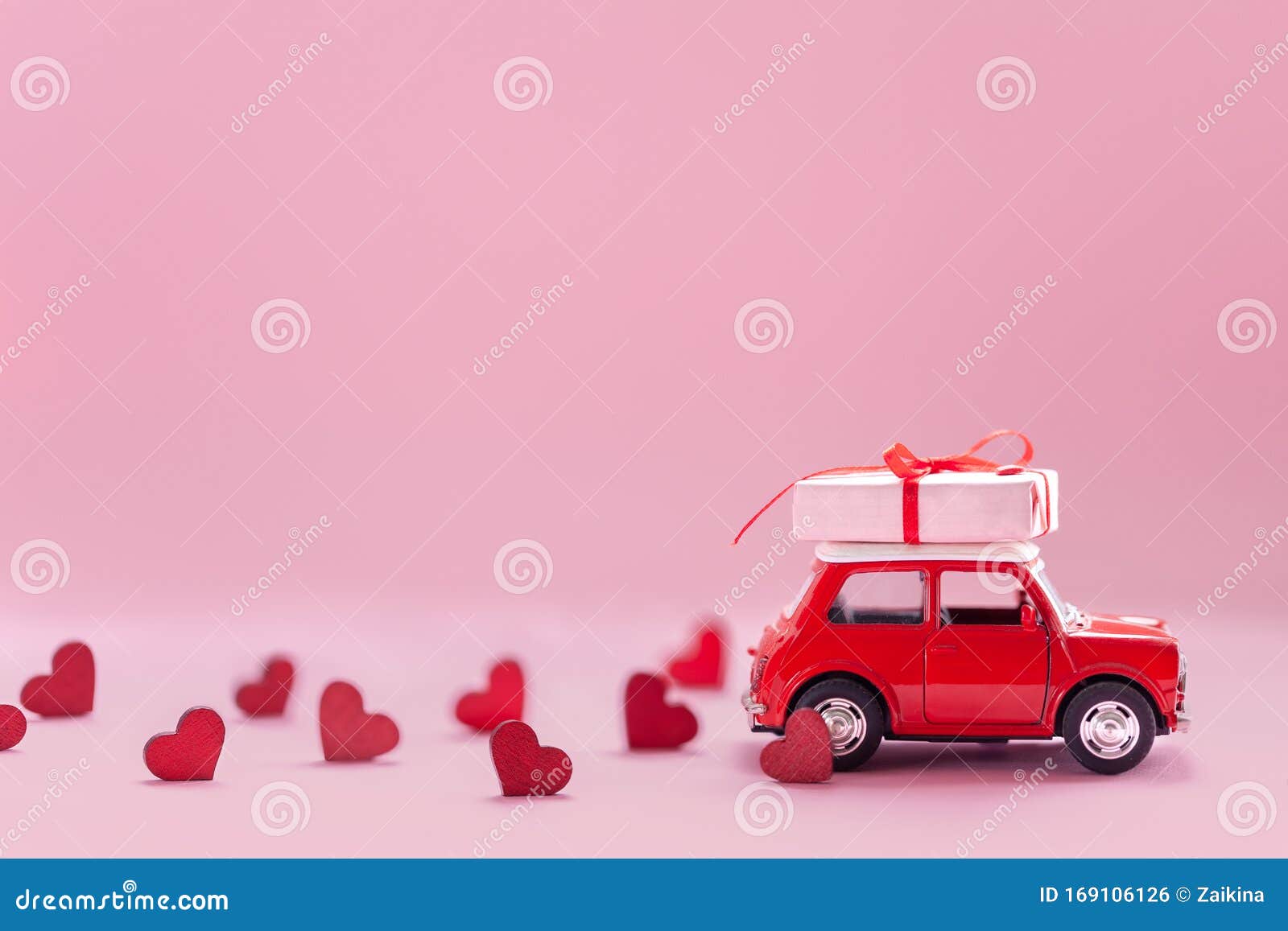 1,812 Ein Geschenk Auto Mit Einem Roten Bogen Stock Fotos - Freie &  Royalty-Free Stock Fotos von Dreamstime