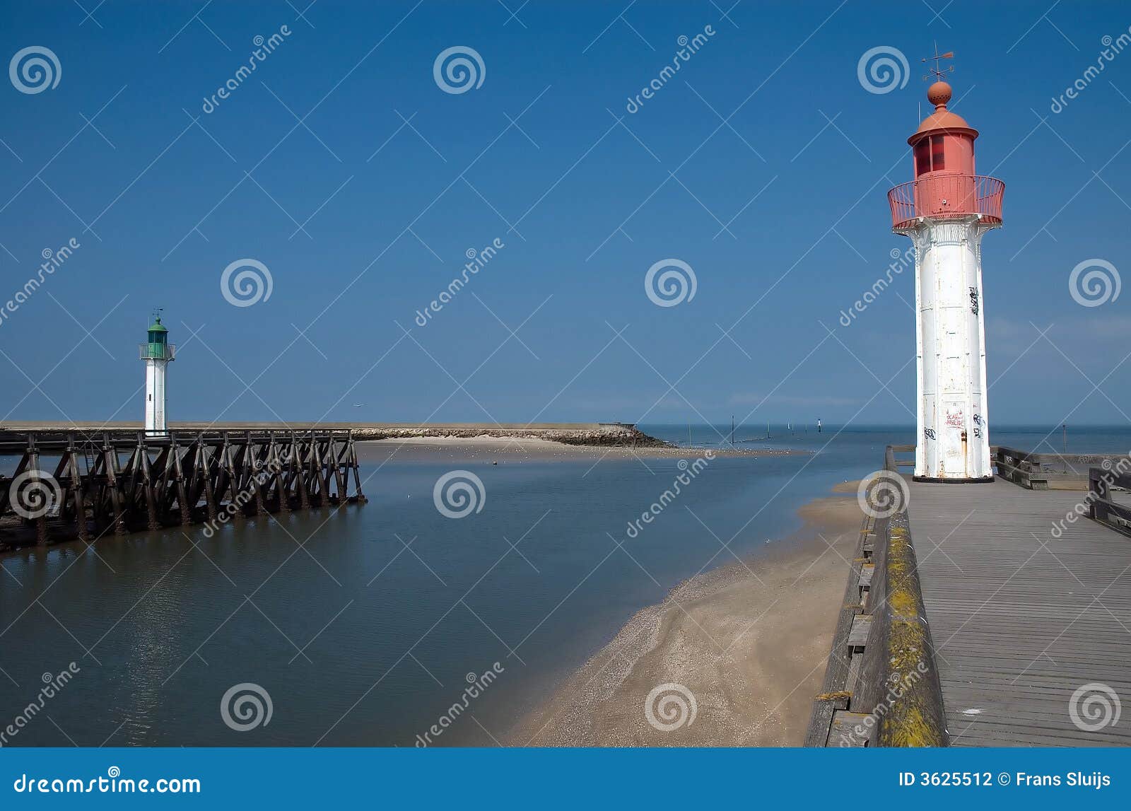 Rotes Und Grünes Leuchtfeuer Stockfoto - Bild von belichten