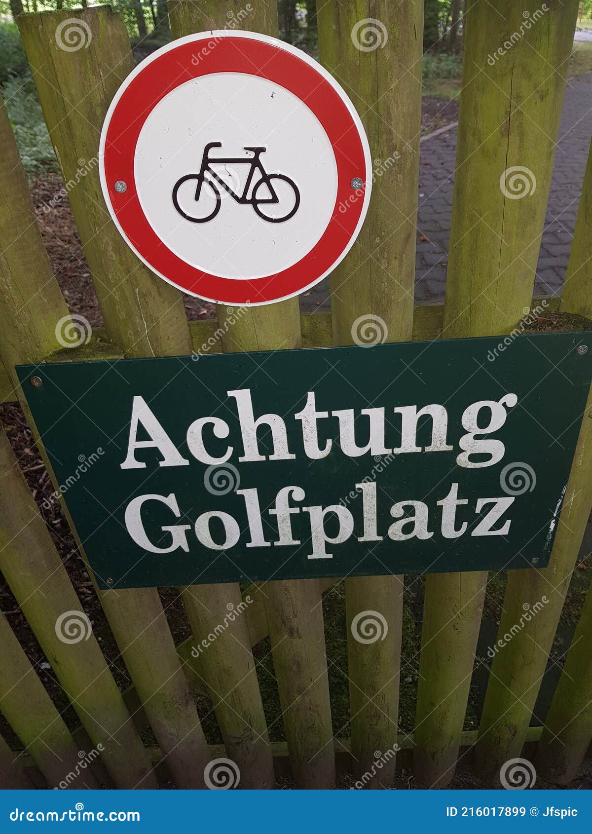 rotes verbotschild fÃÂ¼r fahrrÃÂ¤der verboten          red prohibition sign for bicycles prohibited