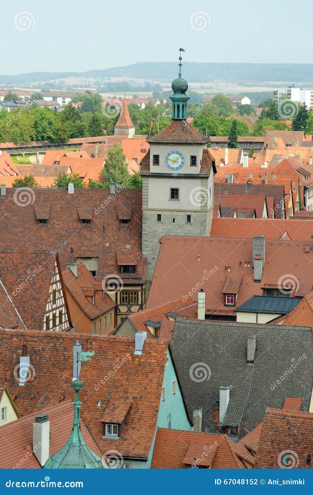 De Witte toren in Rothenburg ob der Tauber, Beieren, Duitsland Een deel van de 900 éénjarigentoren van het originele vestingwerk van de stad Lucht Mening