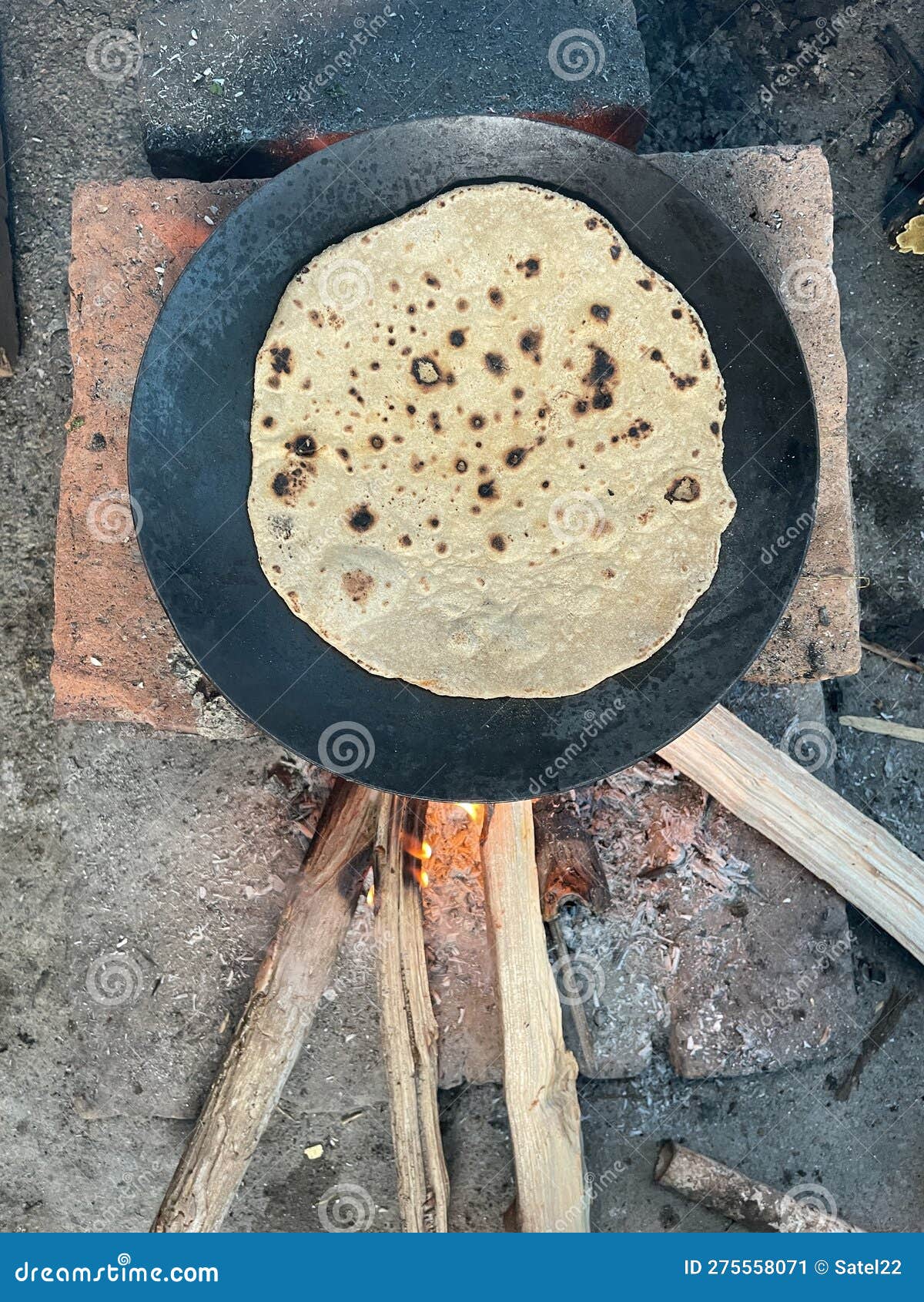 https://thumbs.dreamstime.com/z/roti-indian-flat-bread-getting-cooked-temporary-chulha-top-view-indian-roti-tawa-skillet-fire-275558071.jpg