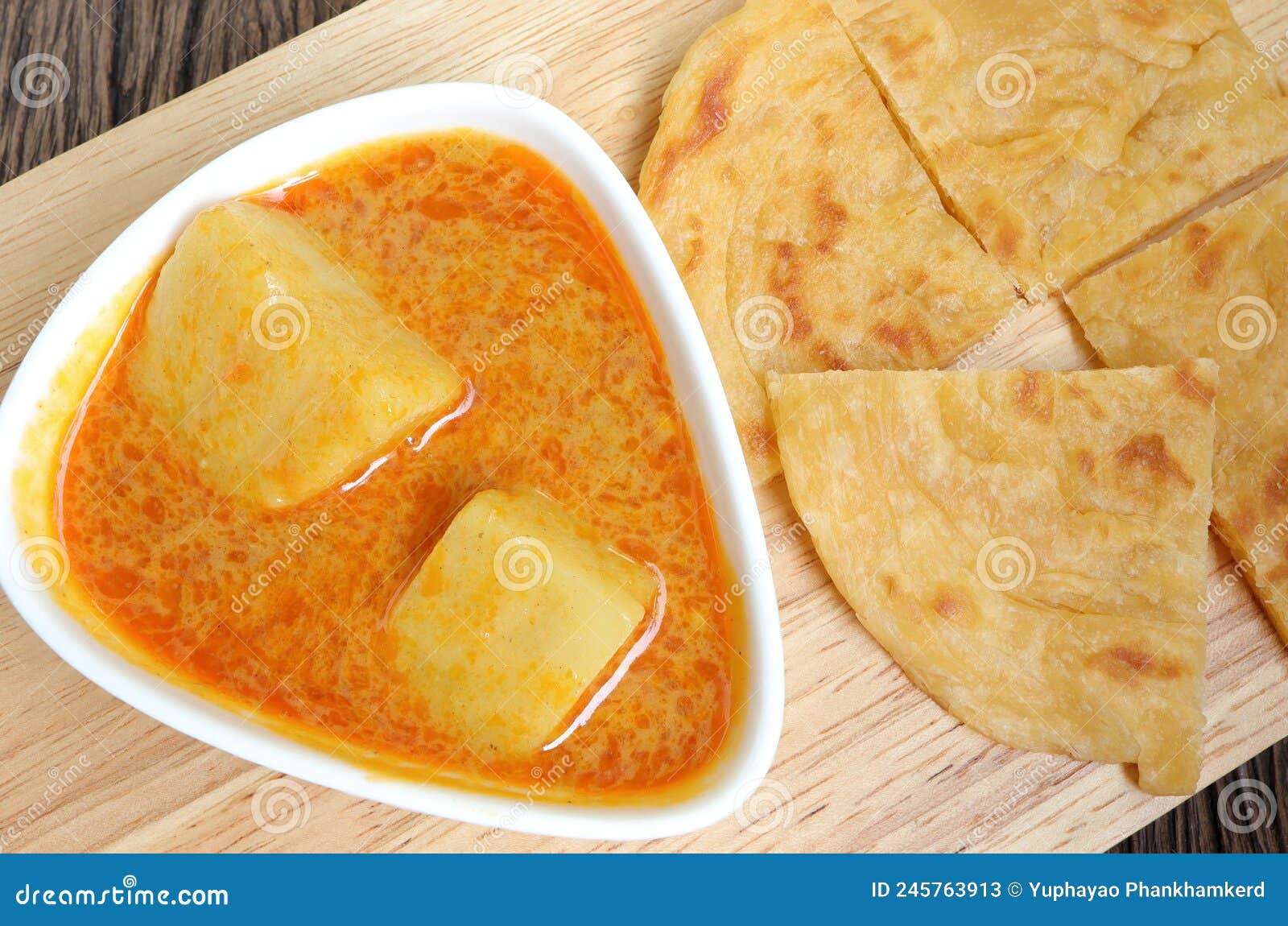 https://thumbs.dreamstime.com/z/roti-parata-canai-served-potato-curry-sauce-old-wooden-background-top-view-245763913.jpg