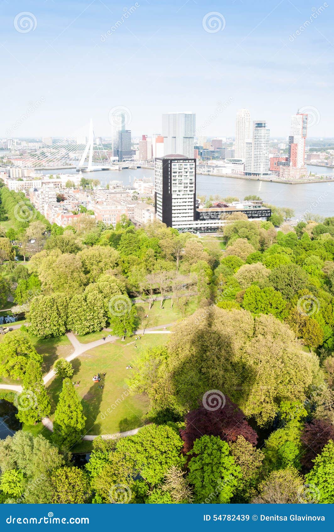 ROTTERDAM, PAYS-BAS - 10 mai : Paysage urbain de la tour d'Euromast à Rotterdam, Pays-Bas le 10 mai 2015. L'histoire de Rotterdam retourne à 1270 où un barrage a été construit dans la rivière et les personnes de Rotte arrangées autour de lui pour la sécurité