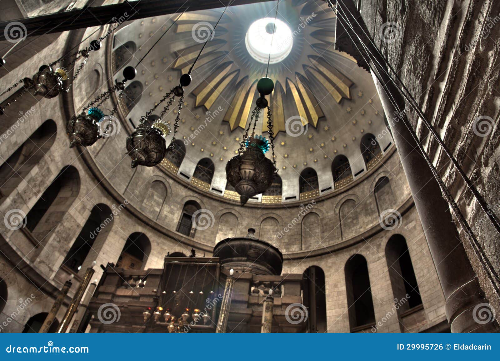 Kościół Święty Sepulchre - rotunda & Edicule. Rotunda nad Edicule w kościół Święty Sepulchre w starym mieście Jerozolima, Izrael. Według kościół katolicki, to jest miejsce zakopywał wewnątrz po jego krzyżowania. (i wtedy wskrzeczał)