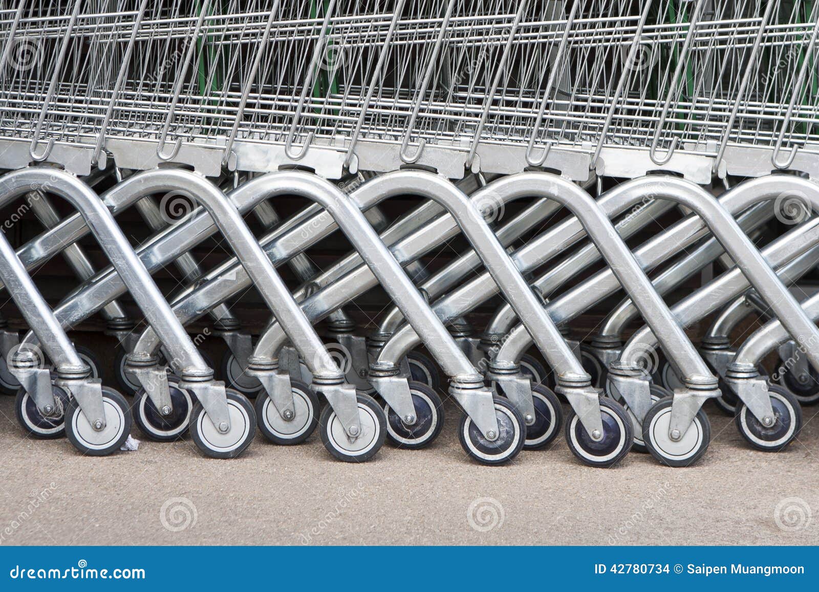 Roue Des Caddies Sur Un Parking Photo stock Image du stationné