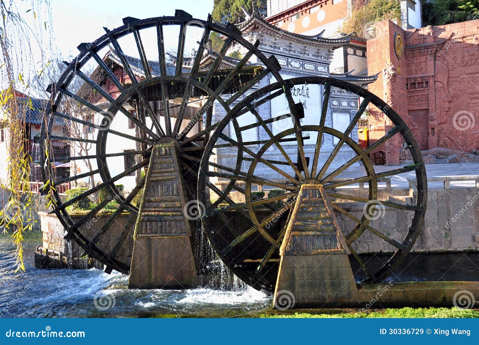 La roue hydraulique dans la vieille ville de Lijiang qui est un site de patrimoine mondial de l'UNESCO a placé à Lijiang, Yunnan, Chine.