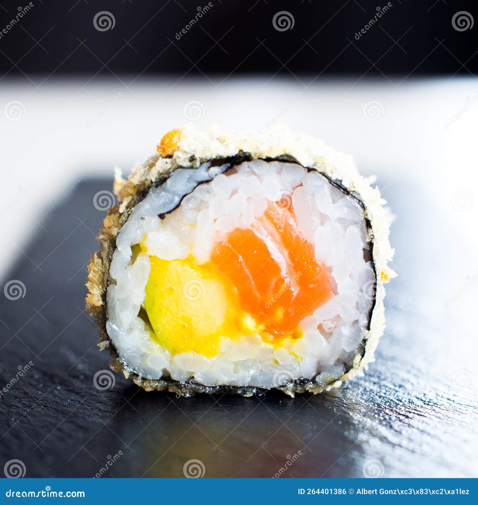 Rouleau Sushi De Saumon Frit Avec Chapelure. Photo stock - Image