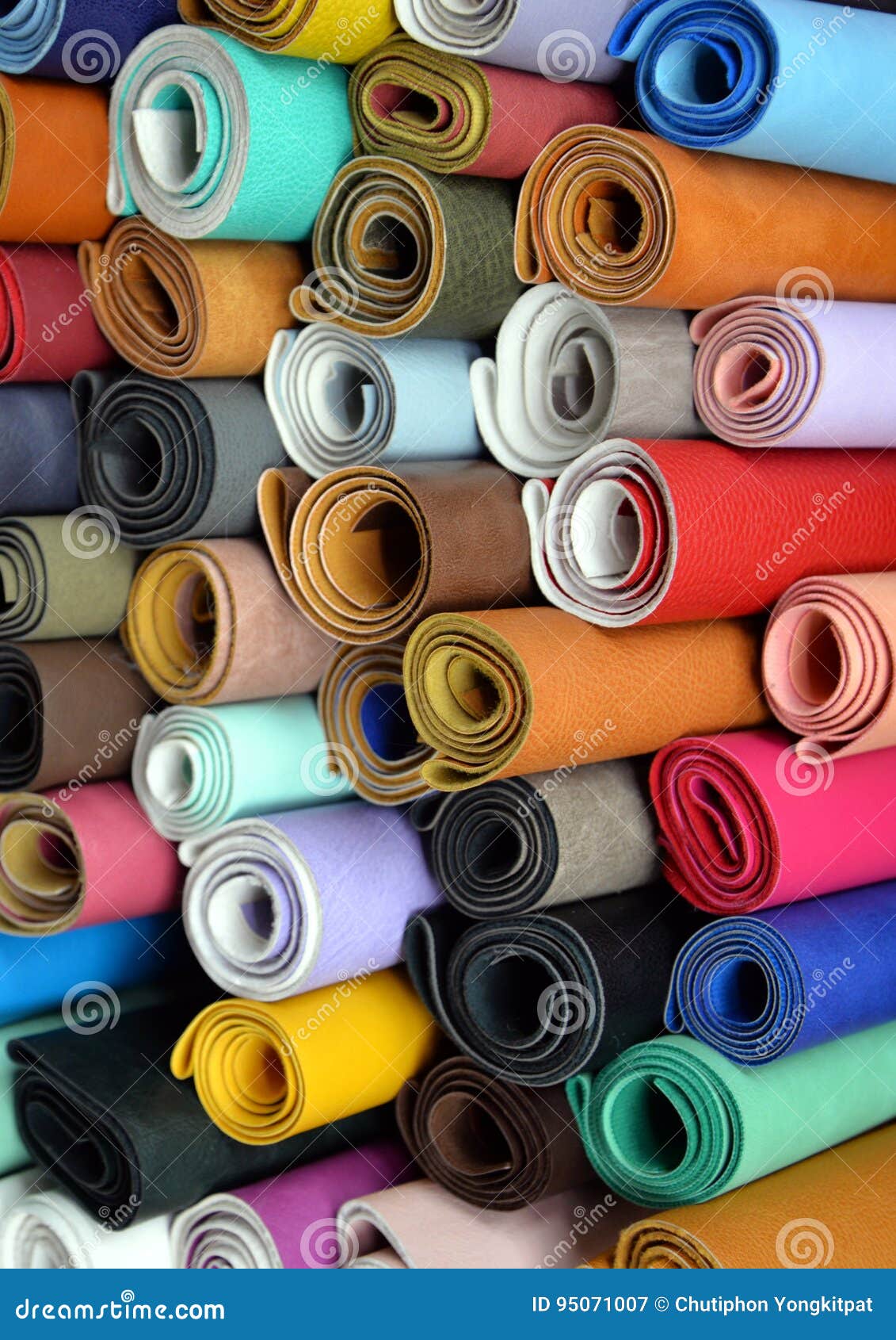 Rouleaux colorés de tissu image stock. Image du texture 95071007