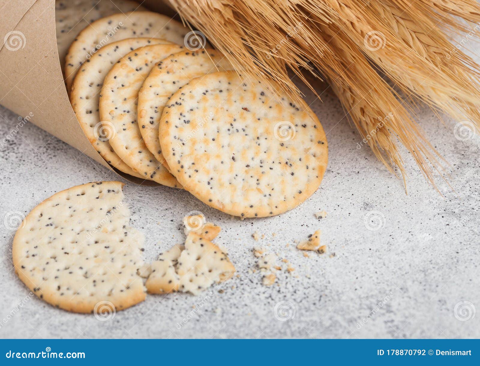Round Organic Crispy Wheat and Corn Flatbread Crackers with Raw Wheat