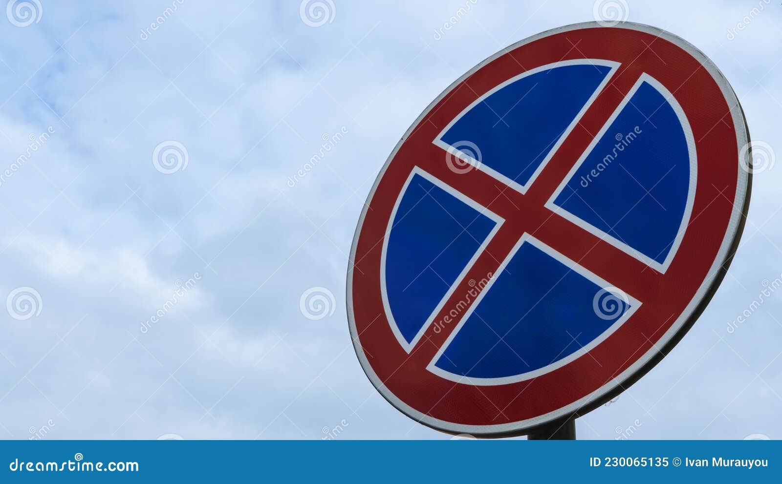 Biển báo đường tròn có chữ X màu đỏ trên nền xanh là một phần của hệ thống biển báo giao thông đường bộ, hỗ trợ cho việc duy trì trật tự và an toàn giao thông trên đường phố. Hãy xem hình ảnh liên quan để hiểu rõ hơn về ý nghĩa của biển báo này.