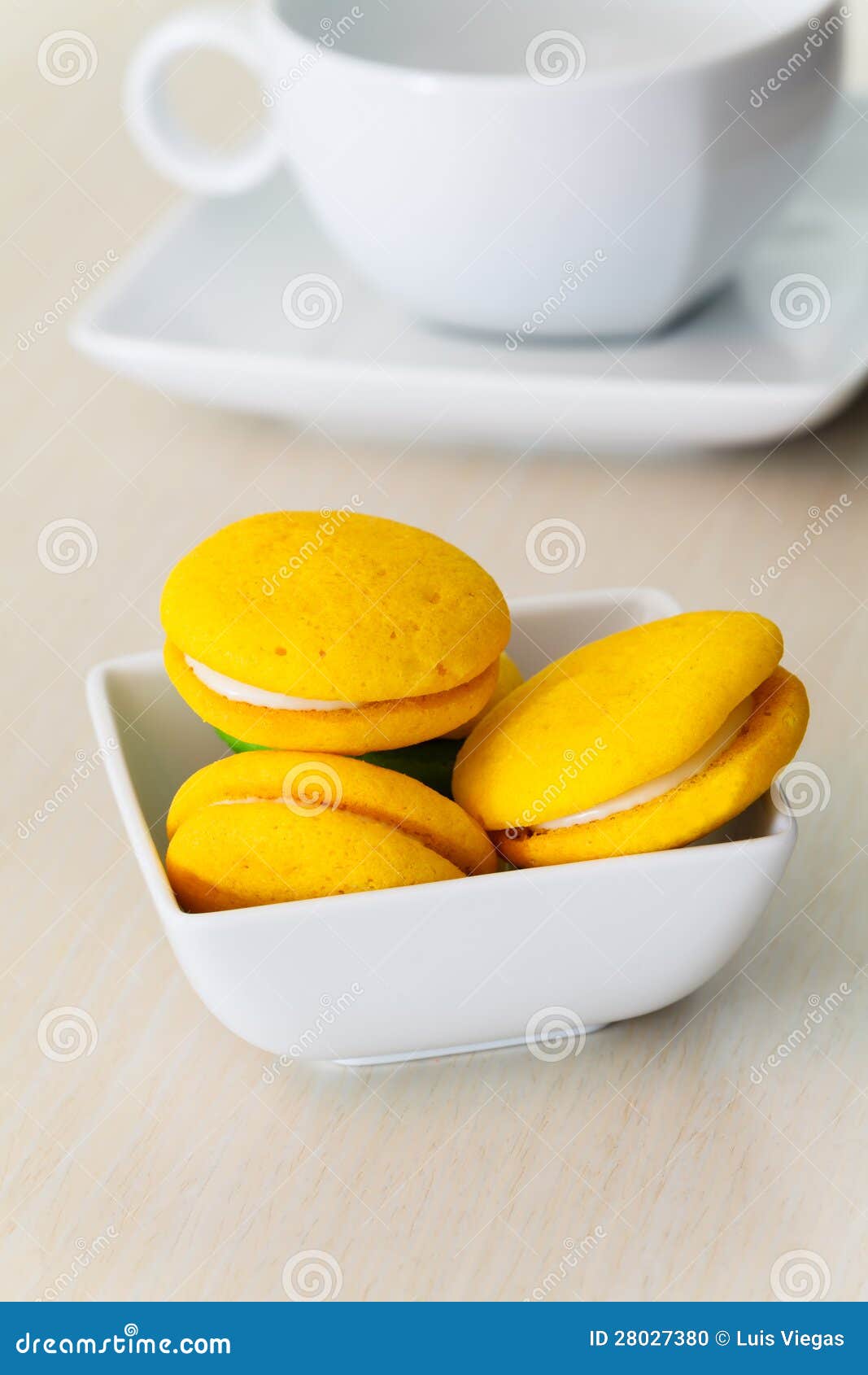 round yellow marron cookies