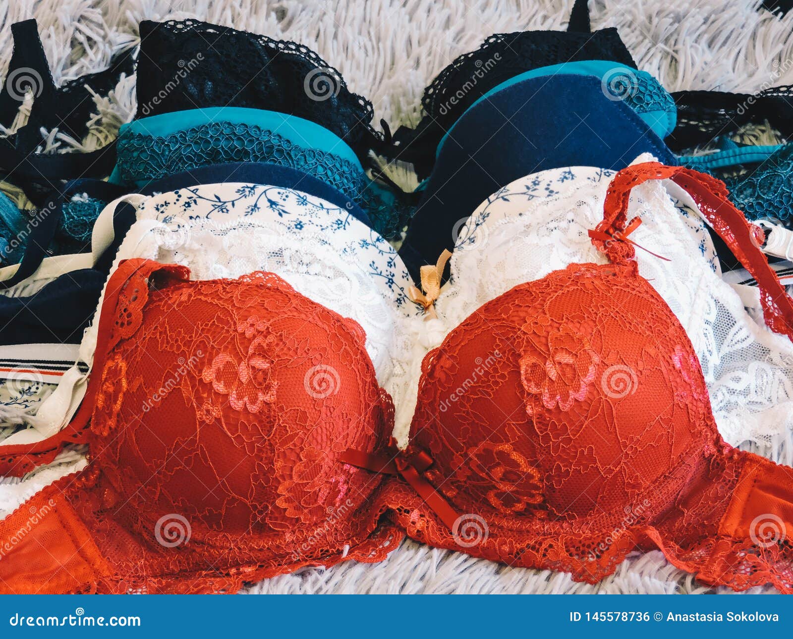 Roupa Interior sexy Das Mulheres Coloridas Suti? E Calcinha Vermelhos  Copie O Espa?o Beleza, Conceito Do Blogger Da Forma Foto de Stock - Imagem  de vermelho, jogos: 145578736