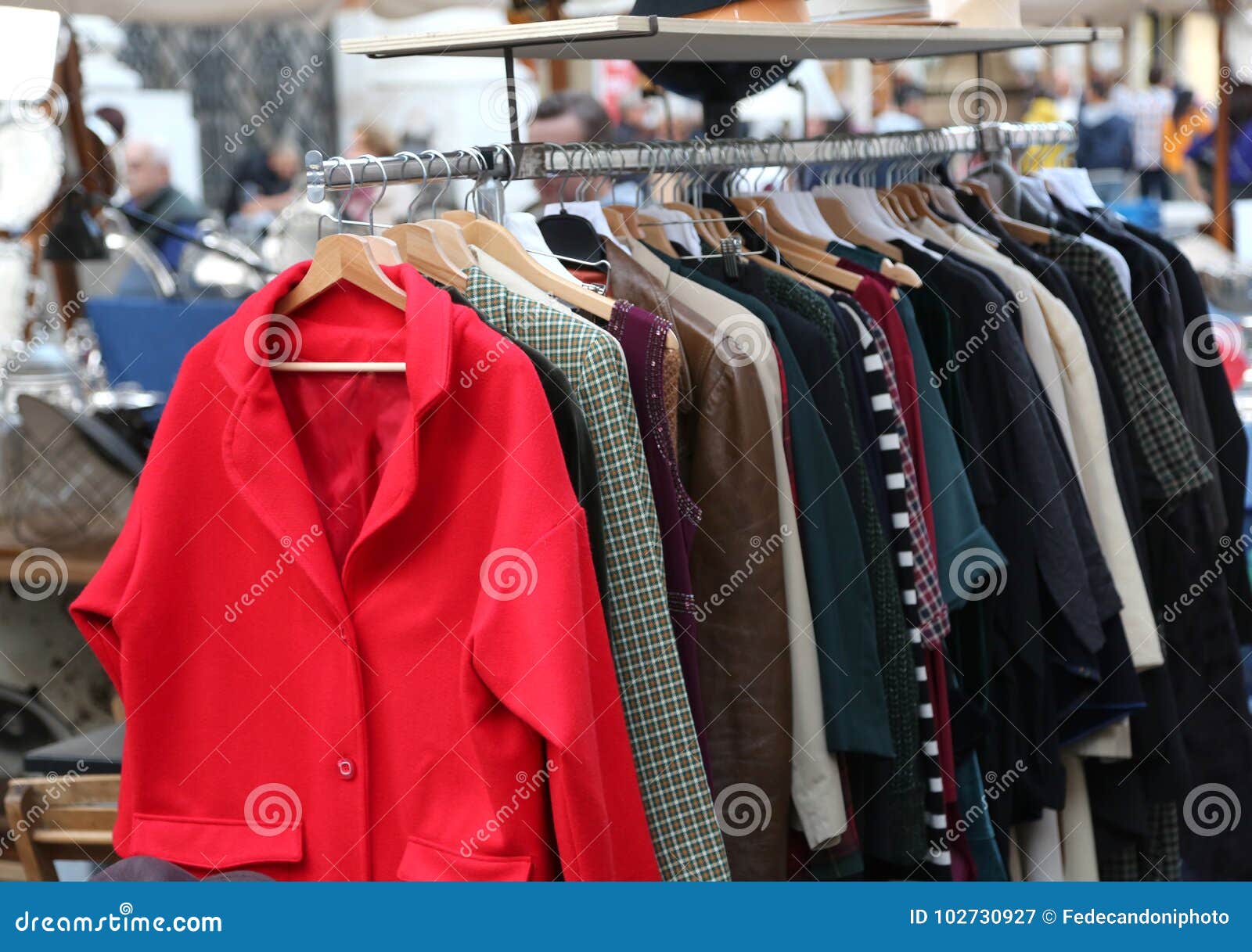 Roupa Usada Para a Venda Na Feira Da Ladra Imagem de Stock