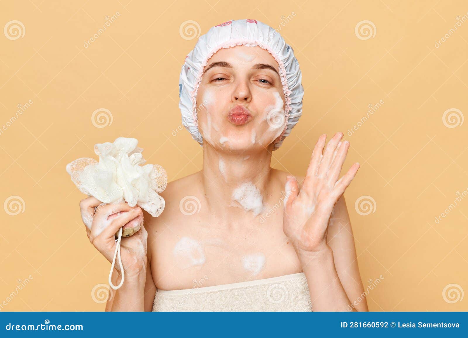 Femme Souriante Portant Un Bonnet De Douche Debout Isolé Sur Fond