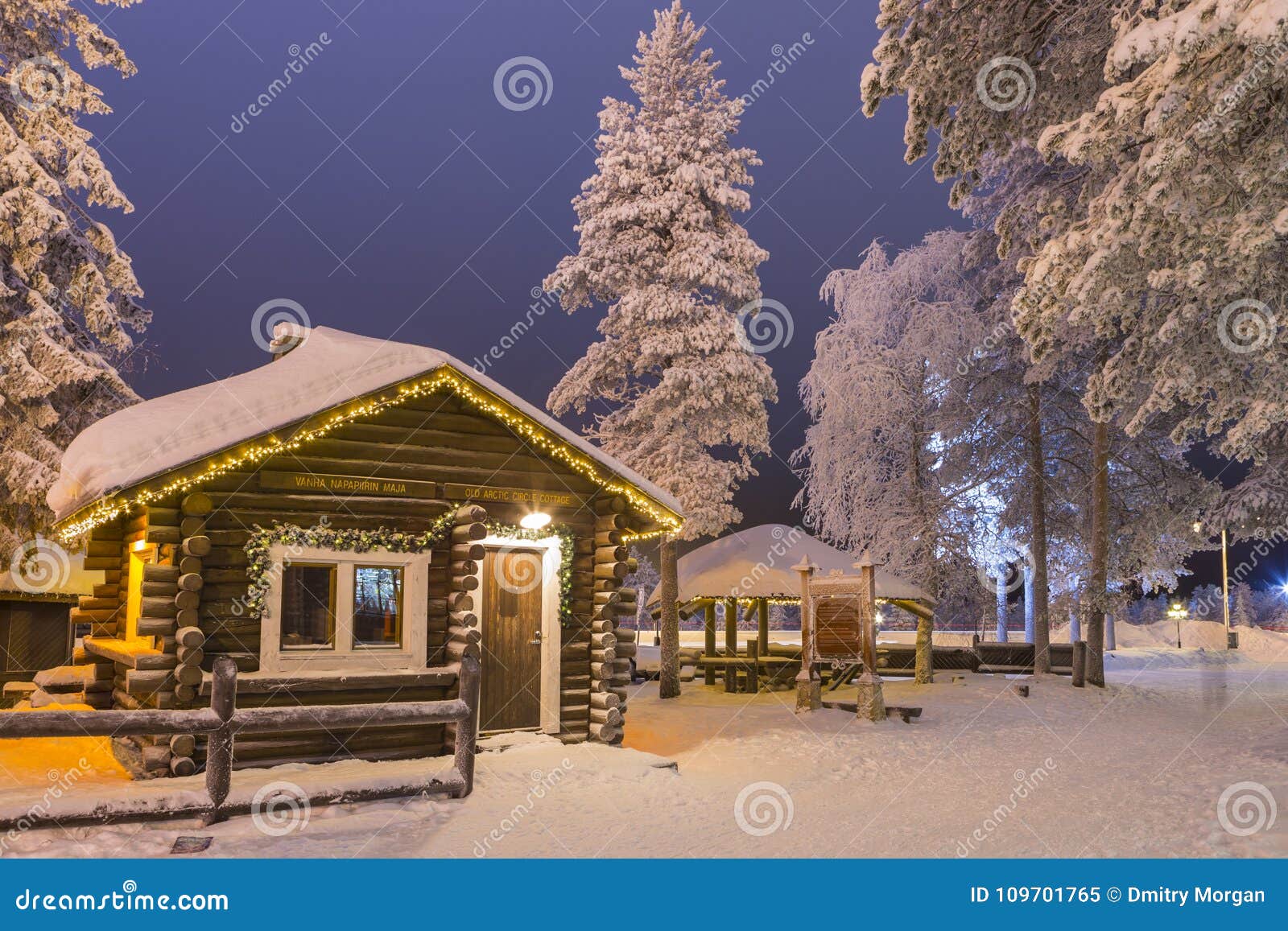 Rovaniemi- Finlandia, El 29 De Diciembre De 2017: Cabaña ártica Vieja En Santa  Claus Joulupukki Village Imagen editorial - Imagen de diciembre, noche:  109701765