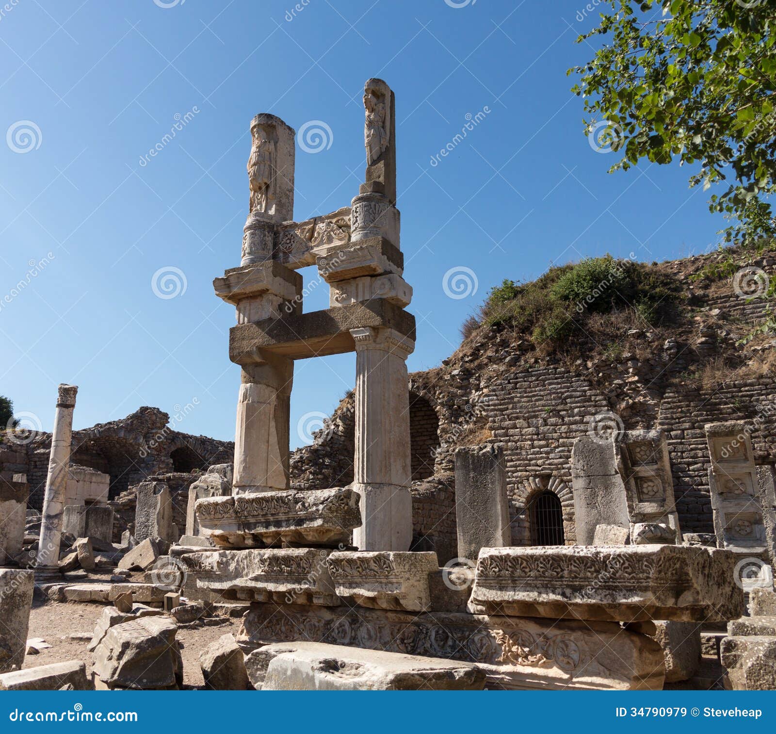 Rovine antiche di vecchia città greca di Ephesus. Rovine delle costruzioni in vecchia città di Ephesus che ora era una città famosa del greco antico in Turchia