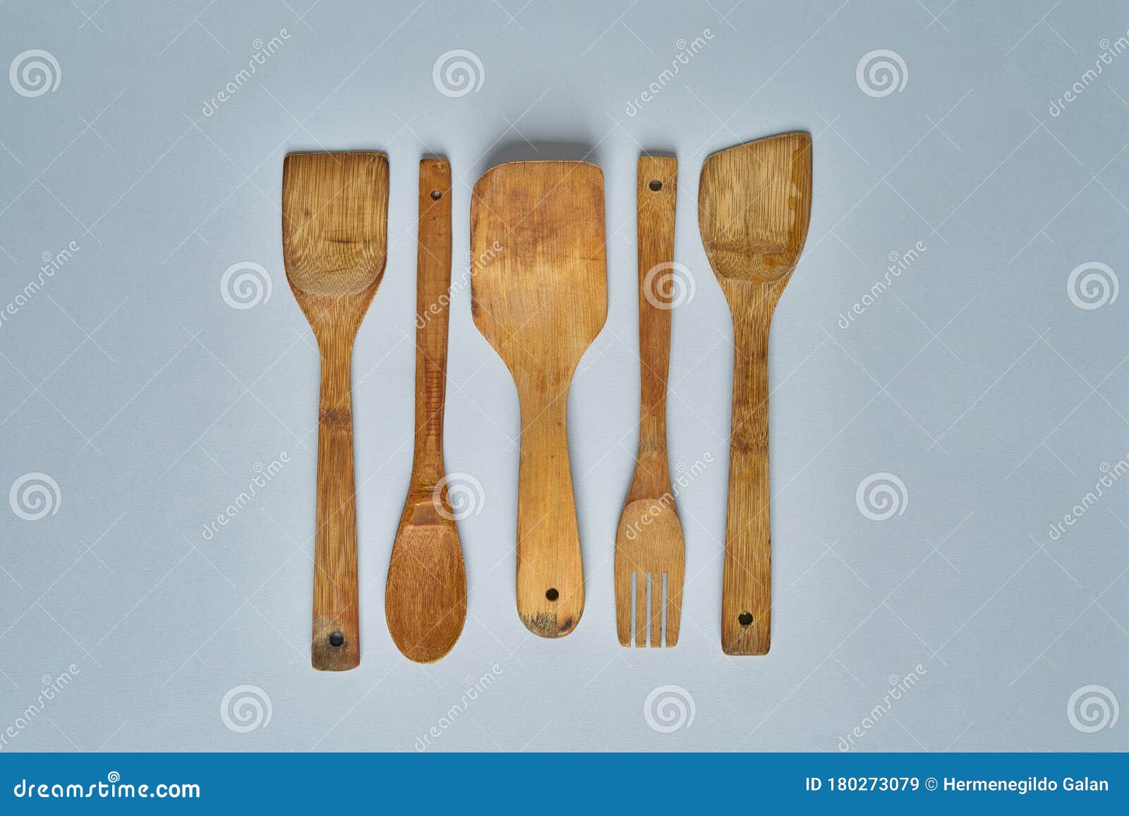 https://thumbs.dreamstime.com/z/row-assorted-old-wooden-kitchen-utensils-top-view-180273079.jpg