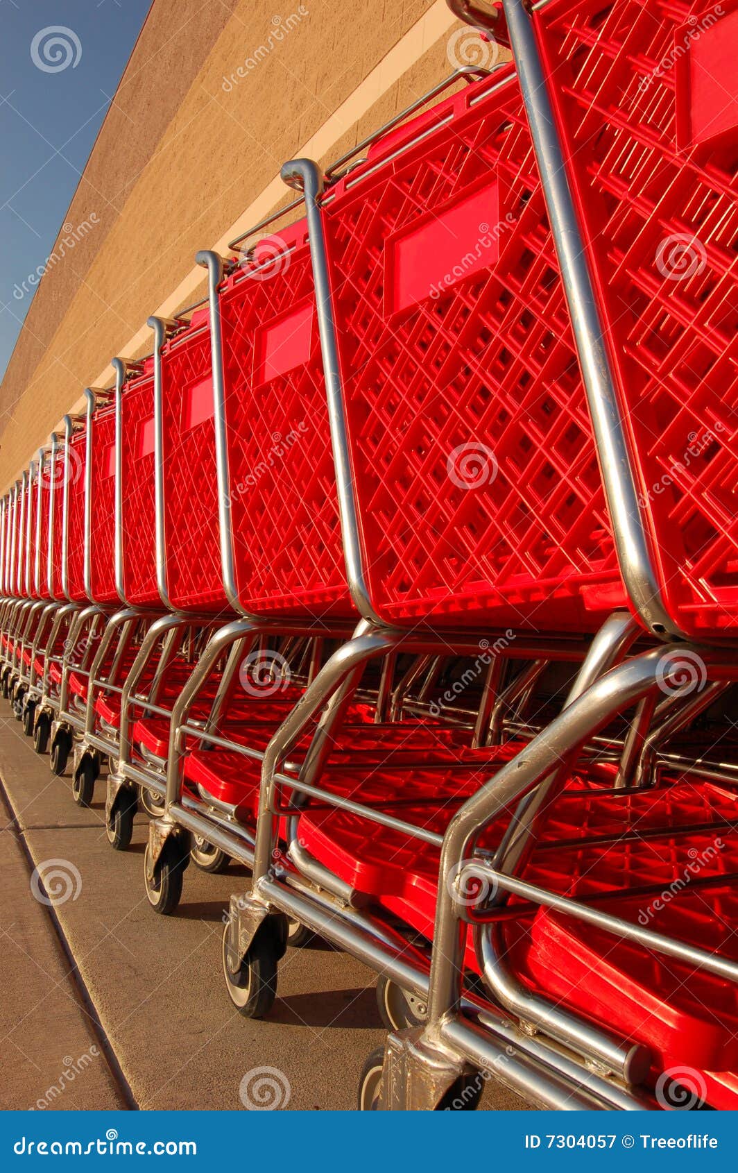 Row of shopping carts stock image. Image of retail, outdoor 7304057