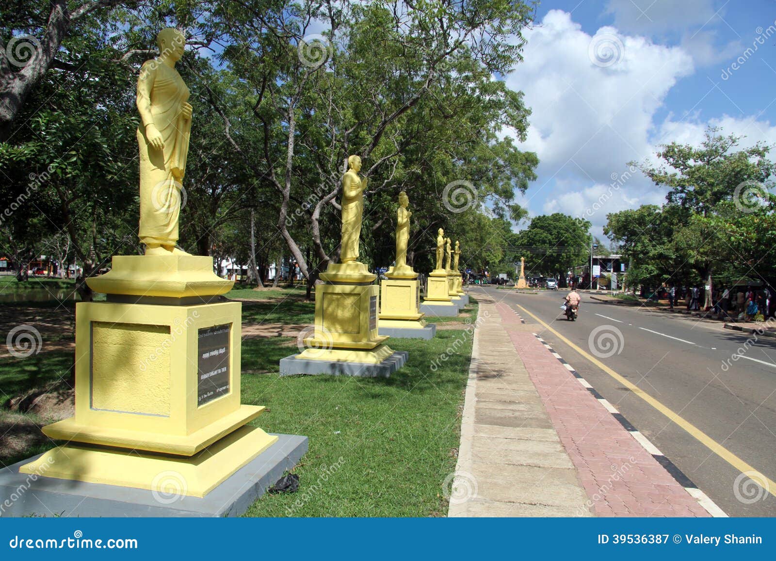 Row of statues editorial photography. Image of lanka 39536387