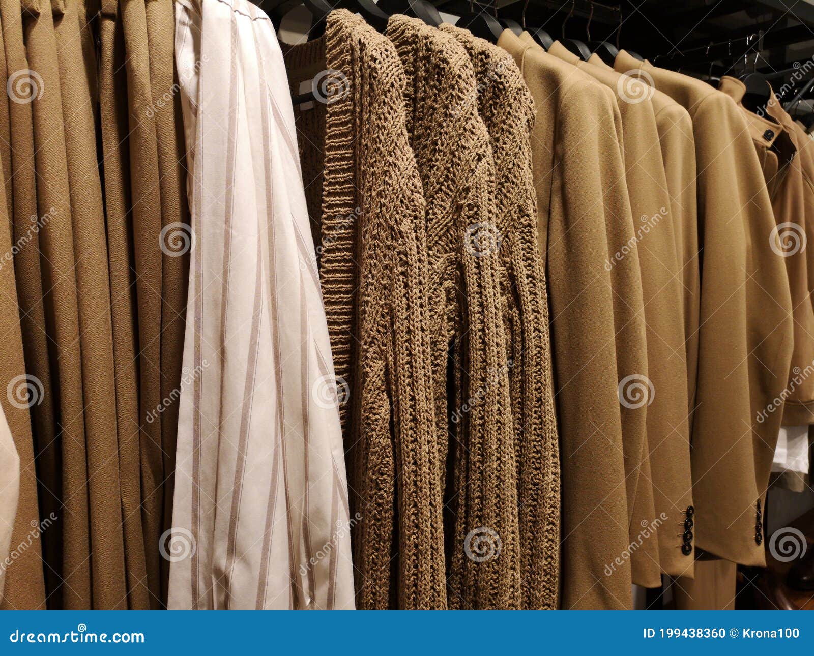 Kleding, Modebeige Wasbeige Collectie Stock Foto - Image of levensstijl, zijdelings: 199438360