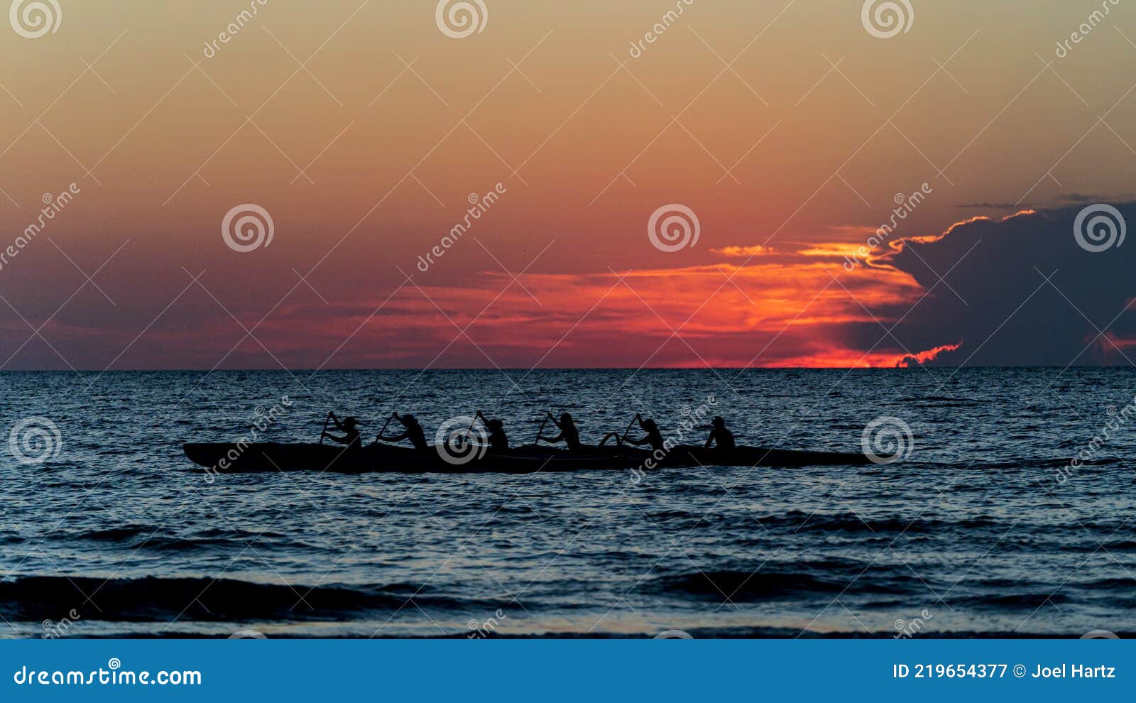 Rowing Crew in Silhouette on Water Against Pastel Sunset Sky Editorial ...