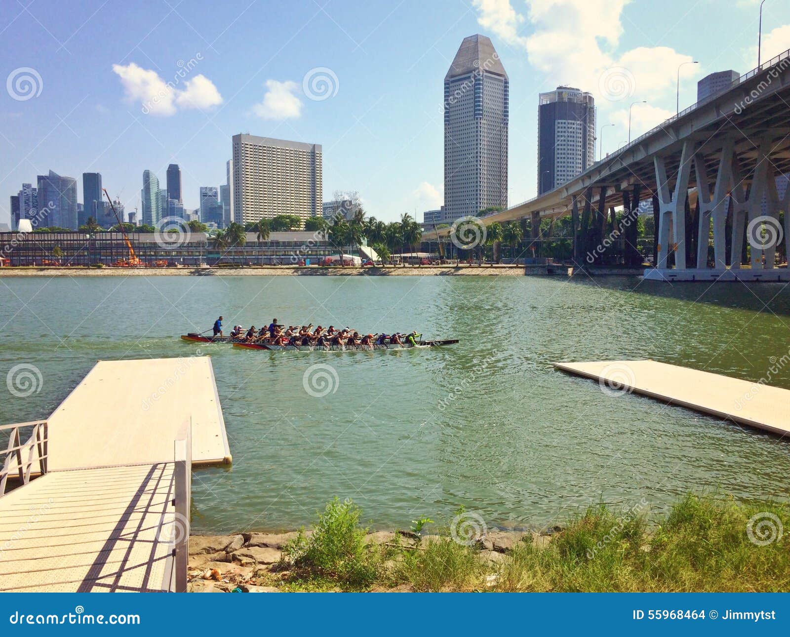 Rowing De Dragonboat Marina Bay, Singapur Imagen de archivo editorial