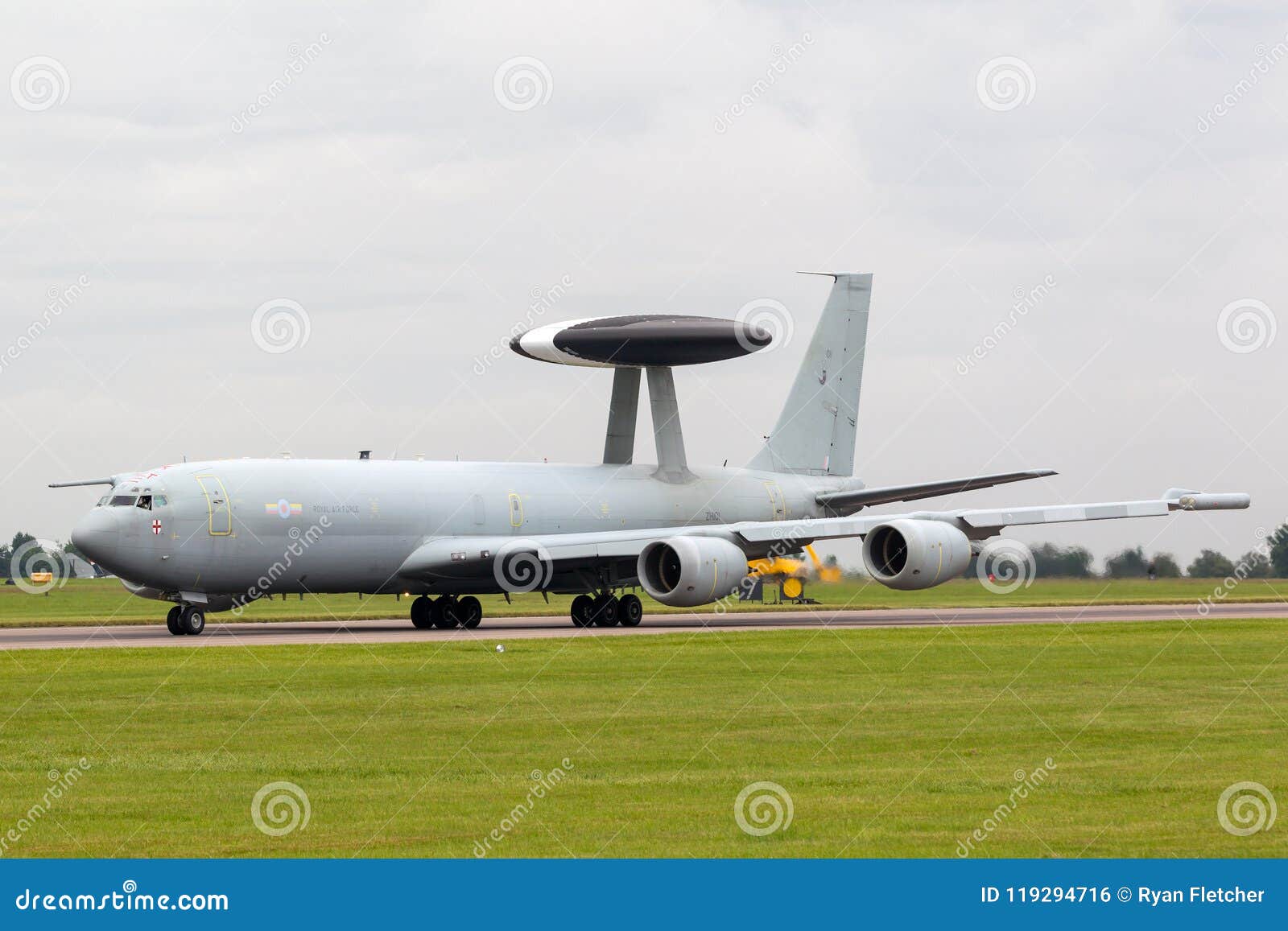 RAF Waddington, Lincolnshire, UK - Lipiec 6, 2014: Royal Air Force RAF Boeing E-3D Sentry wczesnego ostrzeżenia AWACS Powietrzny samolot ZH101 przy Royal Air Force stacją Waddington