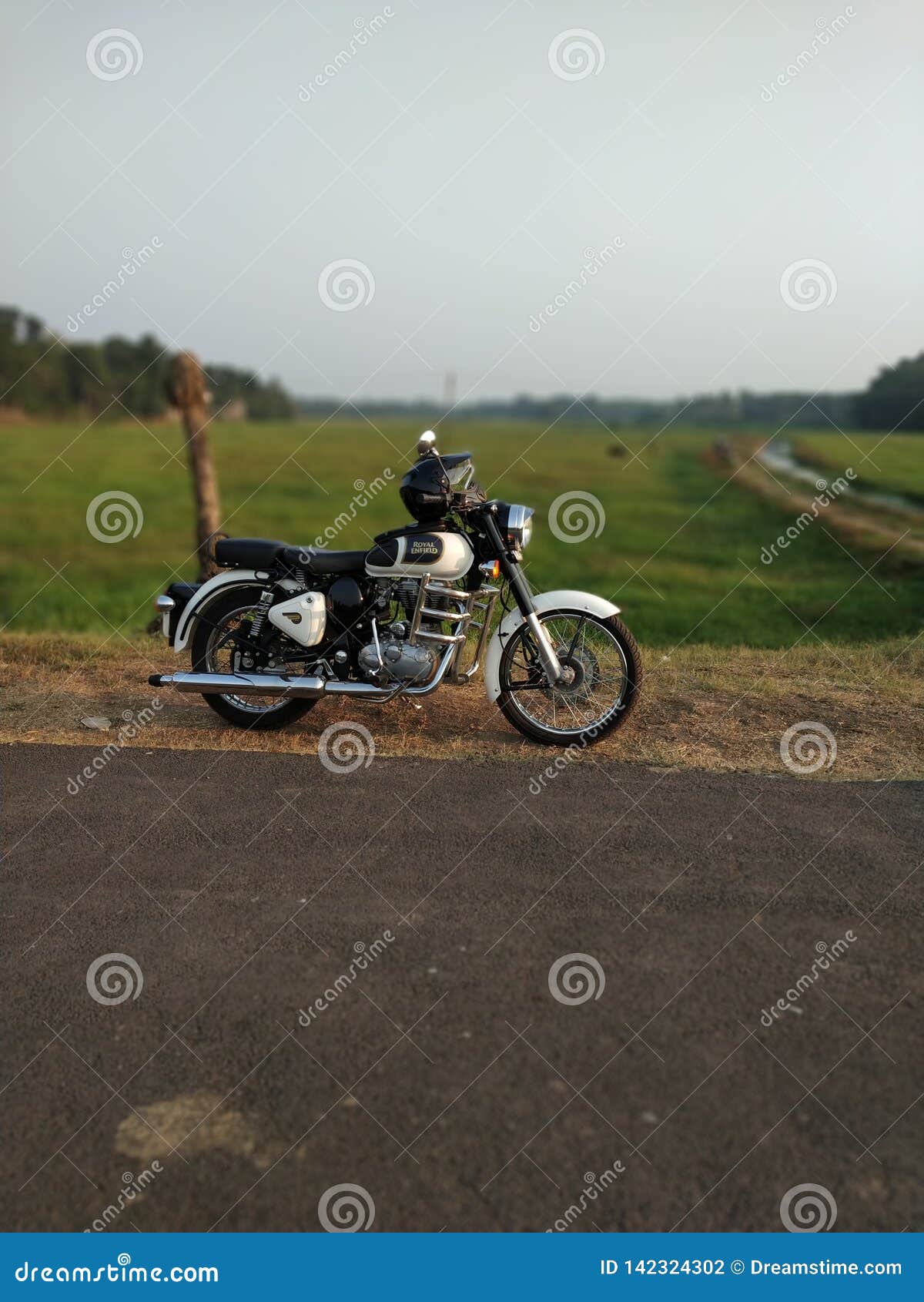 Royal enfield classic editorial photography. Image of classic - 142324302
