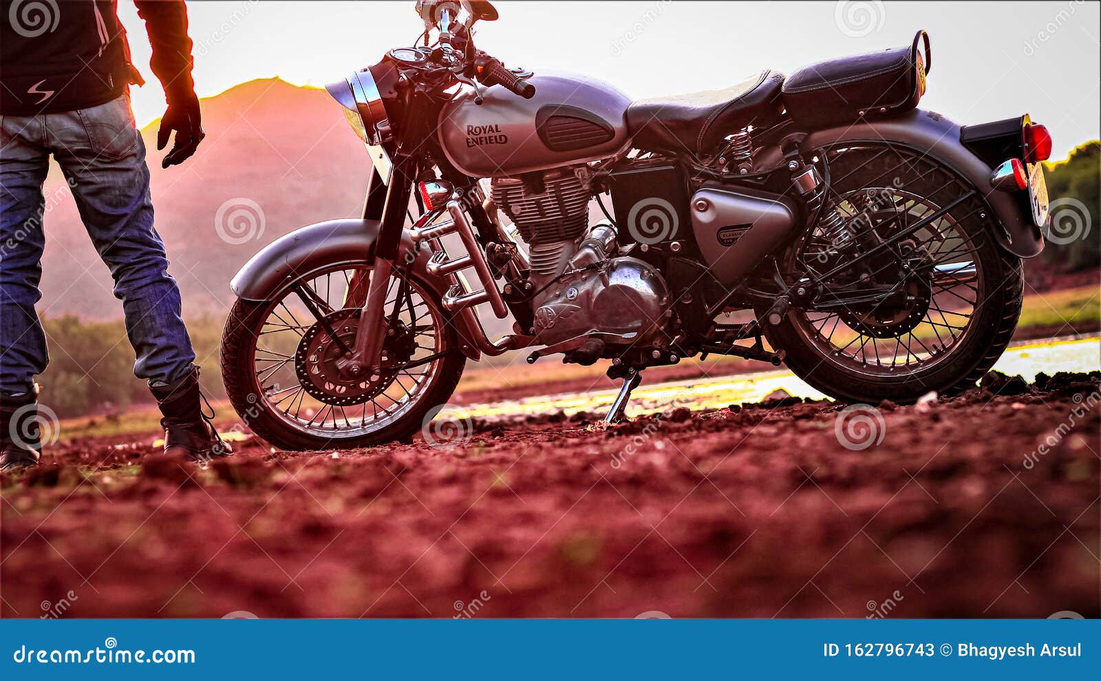 ROYAL ENFIELD CLASSIC Wallpaper Editorial Stock Photo - Image of nature,  enfield: 162796743