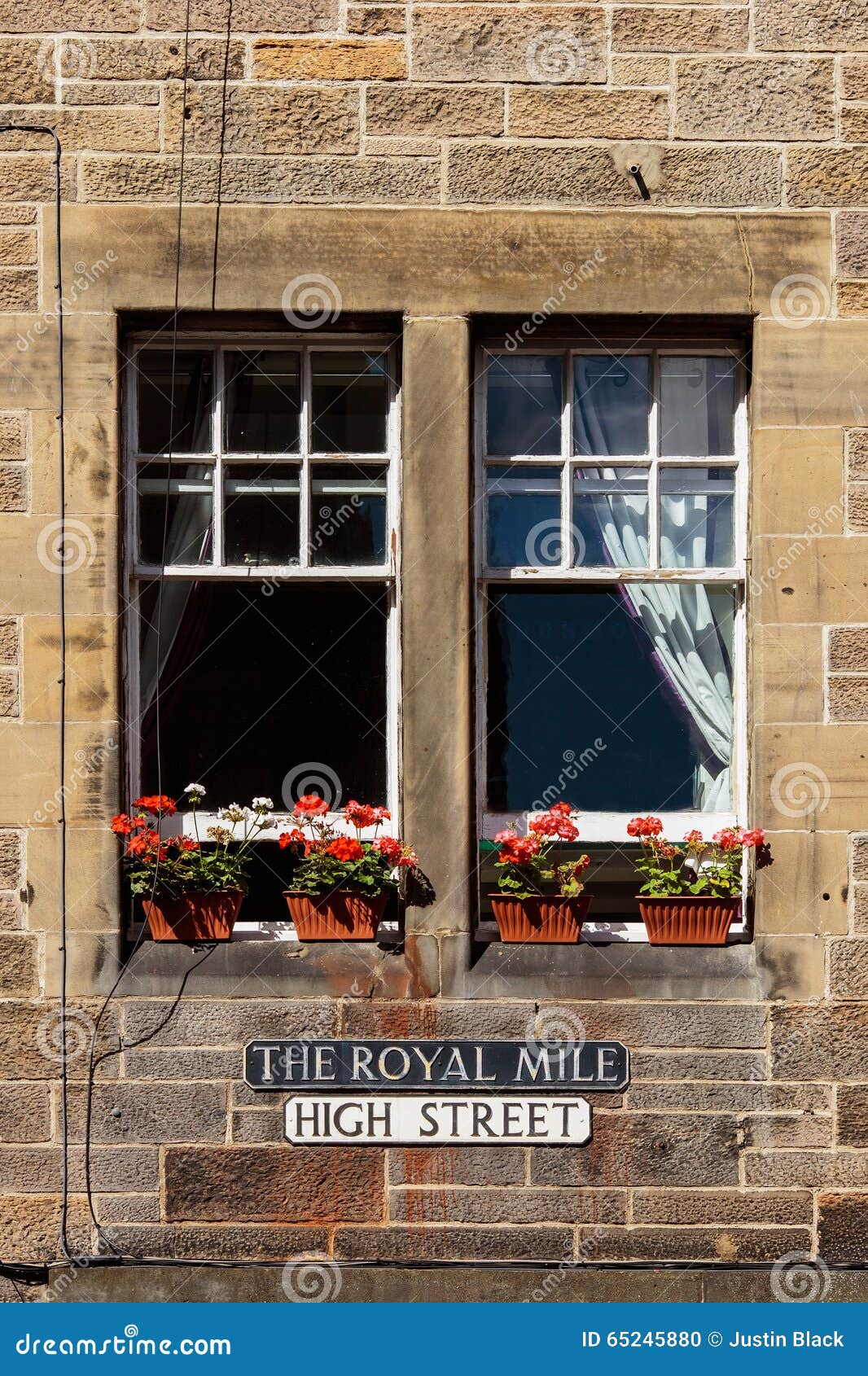 royal mile street in edinburgh