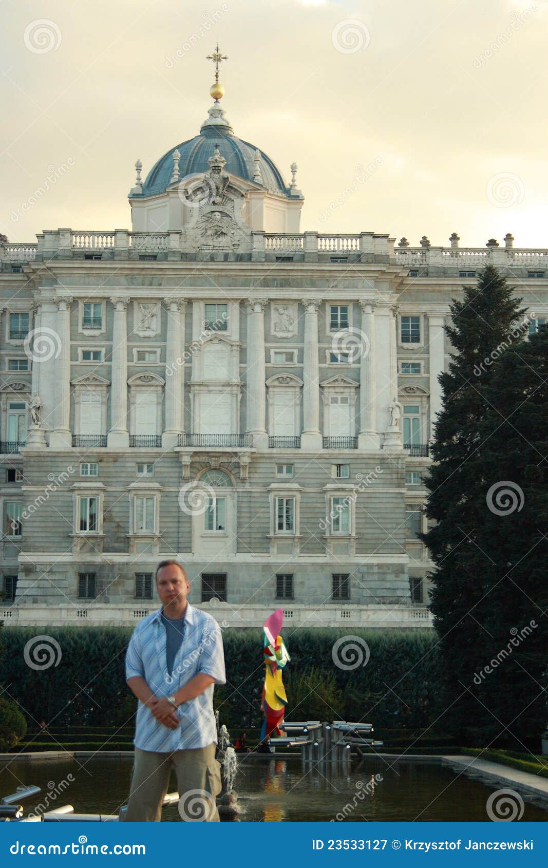 Royal Palace de Madrid. Madrid, España - 10 de octubre de 2007 - hombre turístico en Royal Palace, lugares famosos del turismo en el capital de España.