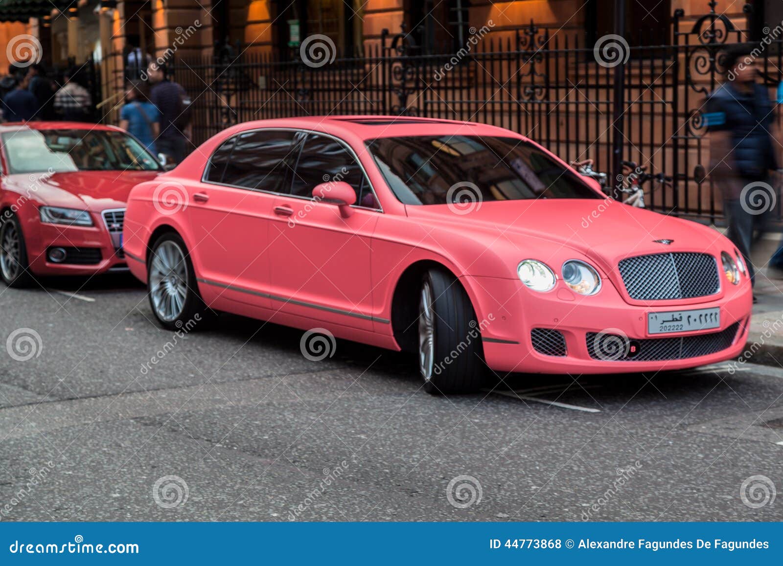 Sta op Verplicht politicus Roze Auto Londen Engeland redactionele stock foto. Image of roze - 44773868