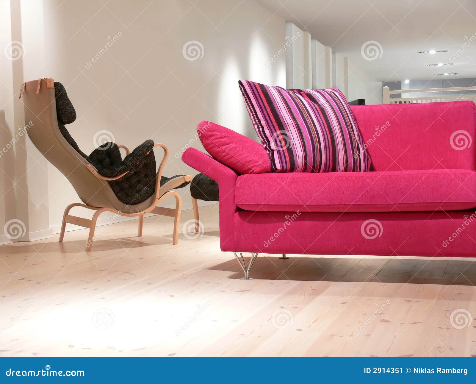 Roze bank en stoel stock afbeelding afbeelding: 2914351